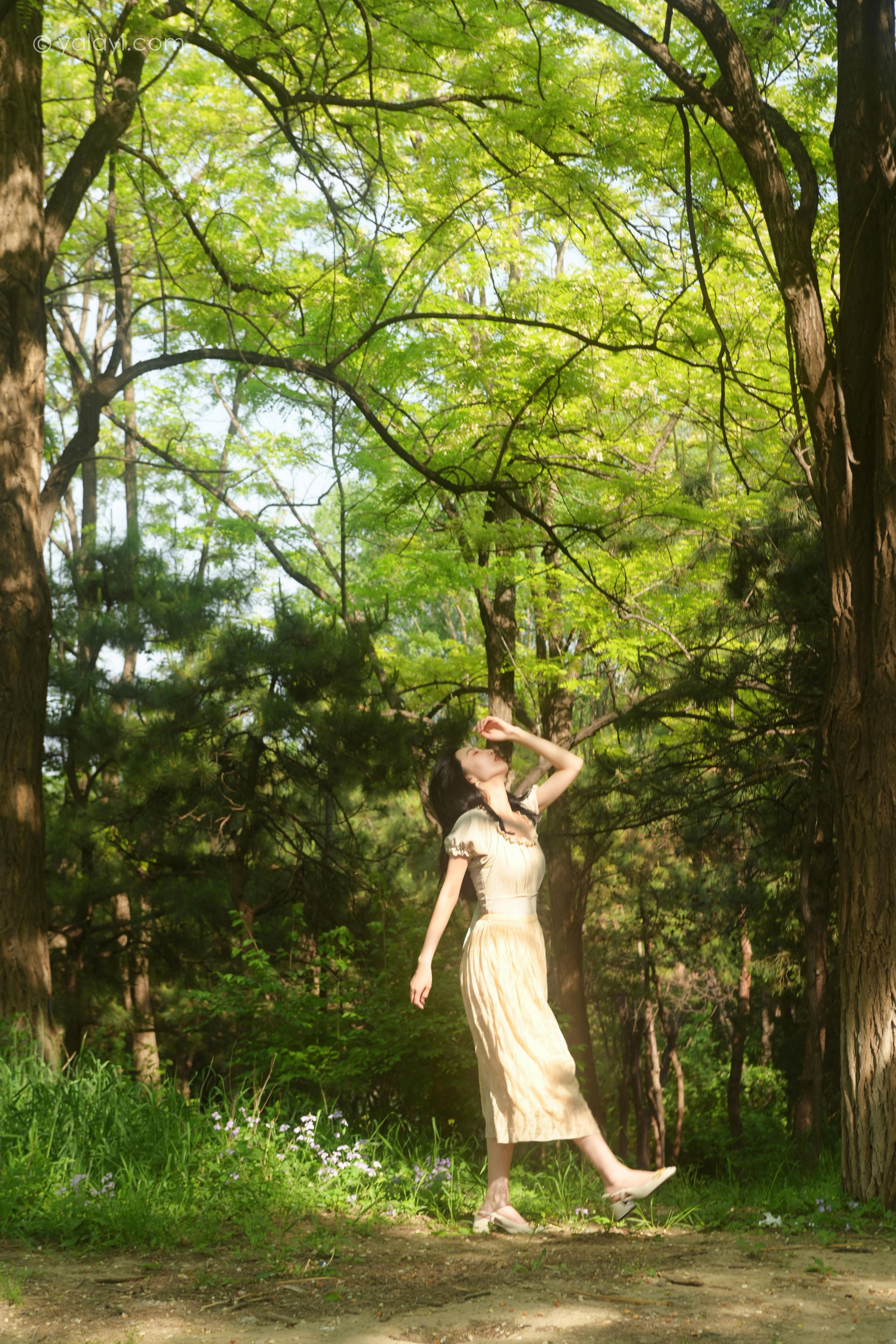 [YALAYI雅拉伊]2022.06.15 气息 佳佳 白色裸背短袖加黄色长裙清纯写真集第3张