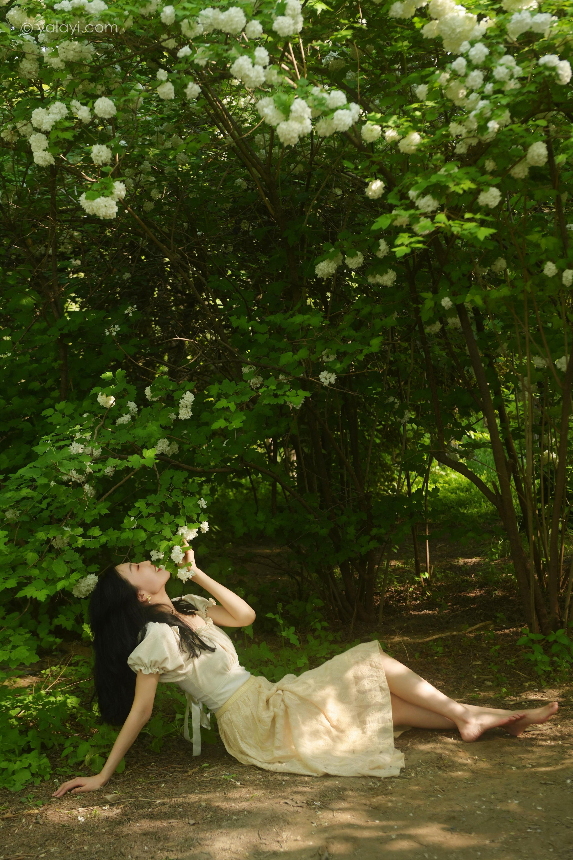 [YALAYI雅拉伊]2022.06.15 气息 佳佳 白色裸背短袖加黄色长裙清纯写真集第7张