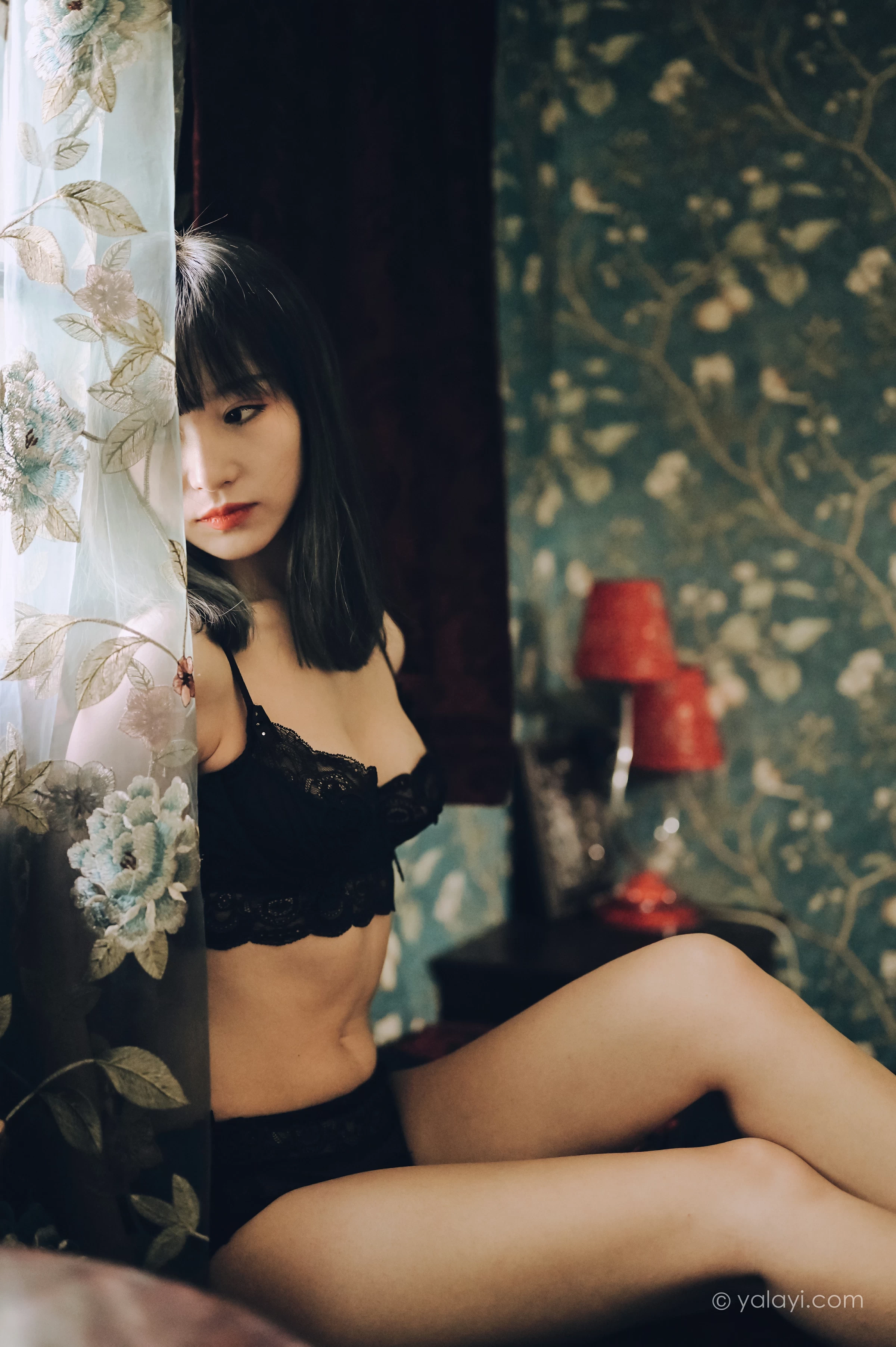[YALAYI雅拉伊]NO.662 《窗内心语》 田也 黑色蕾丝内衣居家性感私房写真集第13张