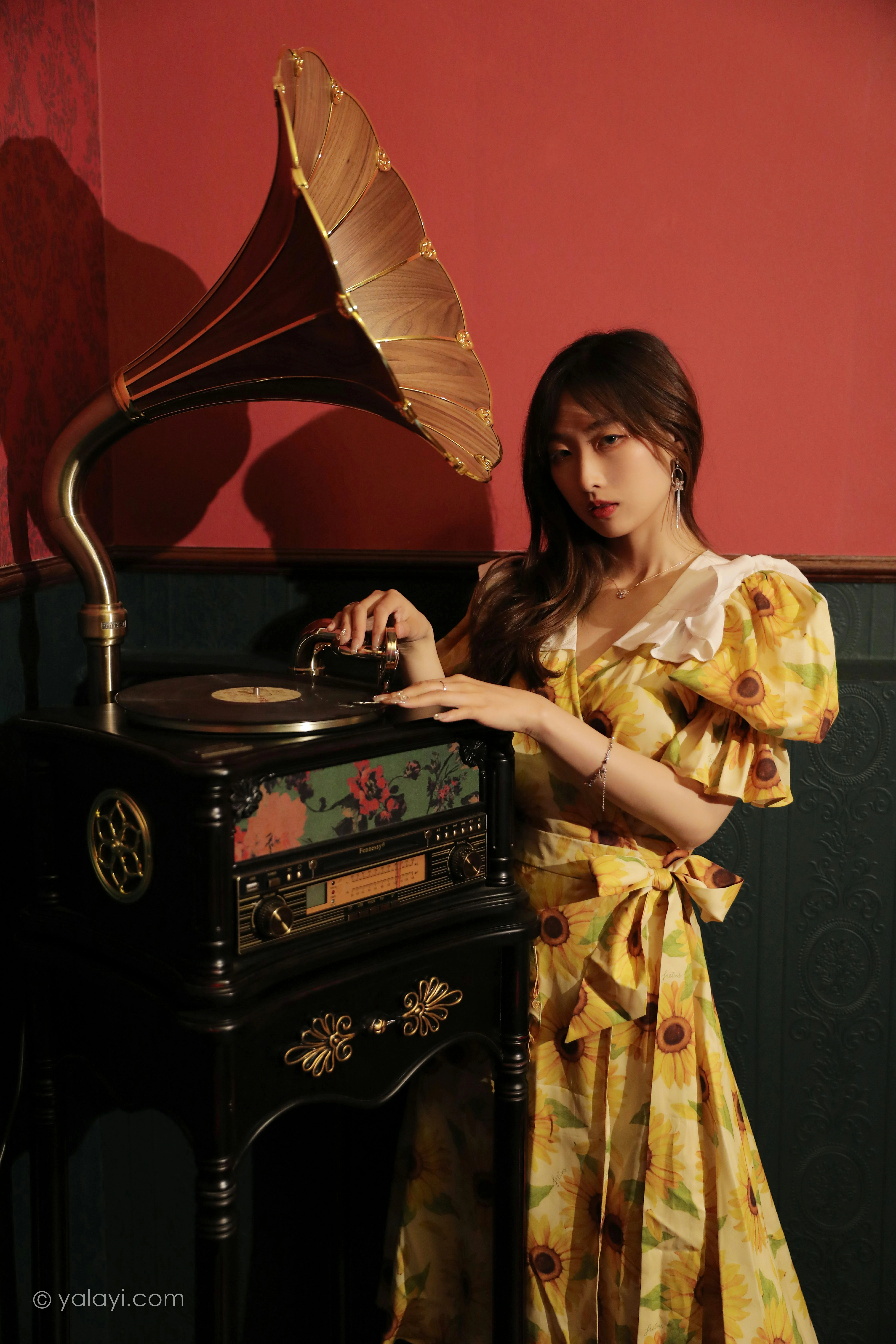 [YALAYI雅拉伊]NO.816 只剩下钢琴 佳佳 黄色连衣裙居家复古写真集第3张