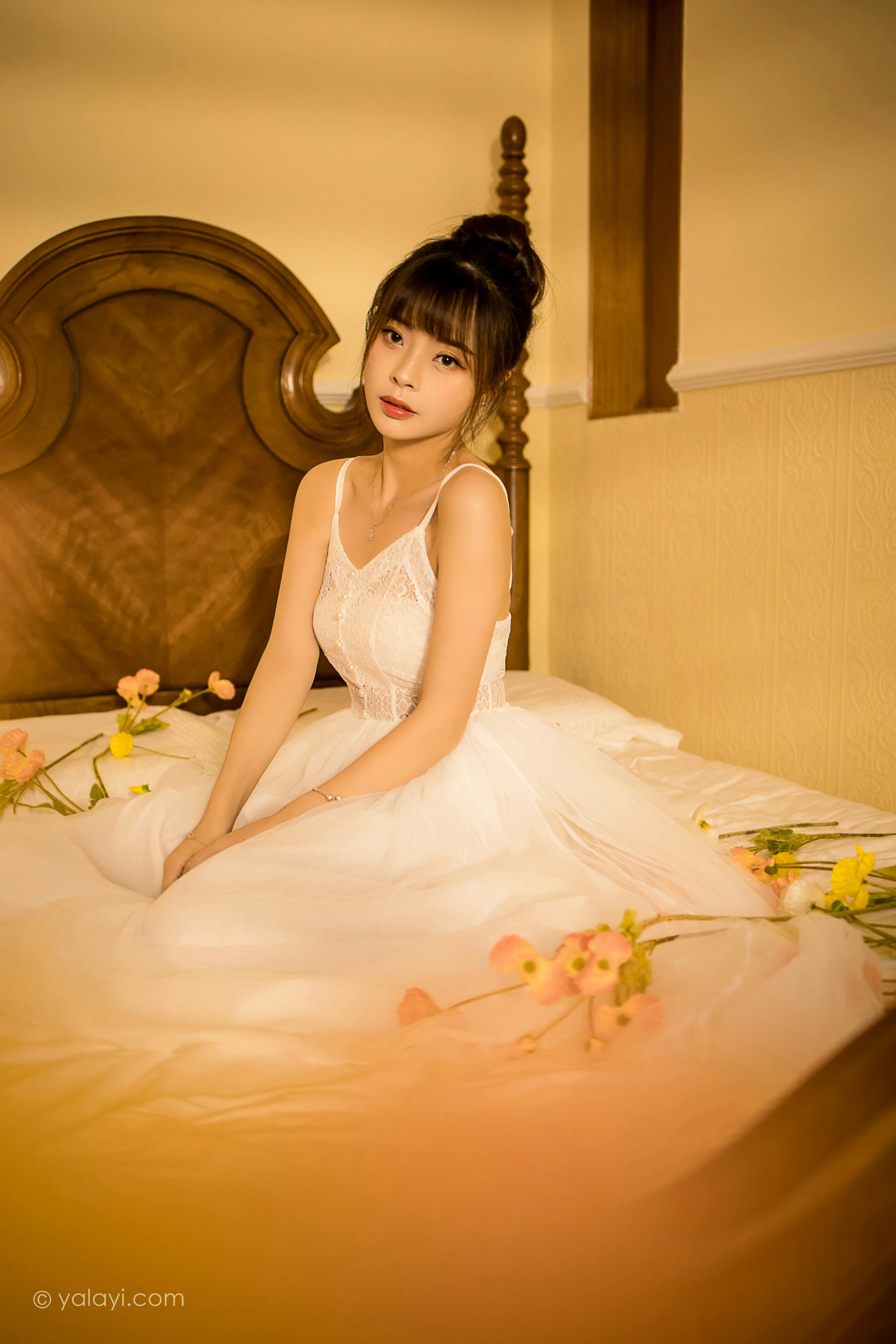 [YALAYI雅拉伊]2021.12.28 芭蕾公主 程小蝶 白色吊带镂空连衣裙与蕾丝丝袜性感写真集第1张