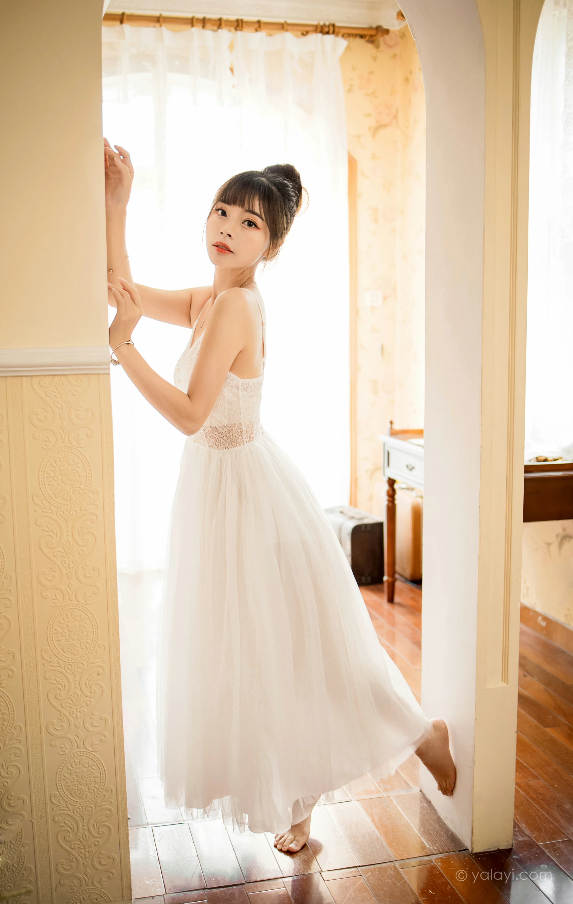 [YALAYI雅拉伊]2021.12.28 芭蕾公主 程小蝶 白色吊带镂空连衣裙与蕾丝丝袜性感写真集第12张