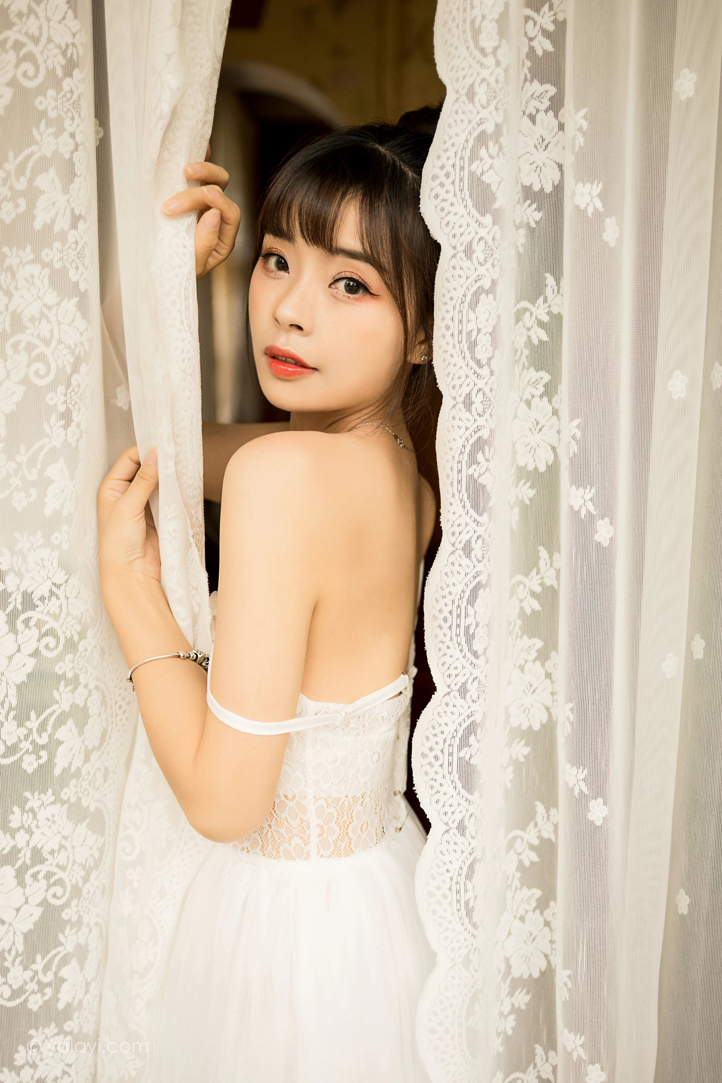 [YALAYI雅拉伊]2021.12.28 芭蕾公主 程小蝶 白色吊带镂空连衣裙与蕾丝丝袜性感写真集第12张