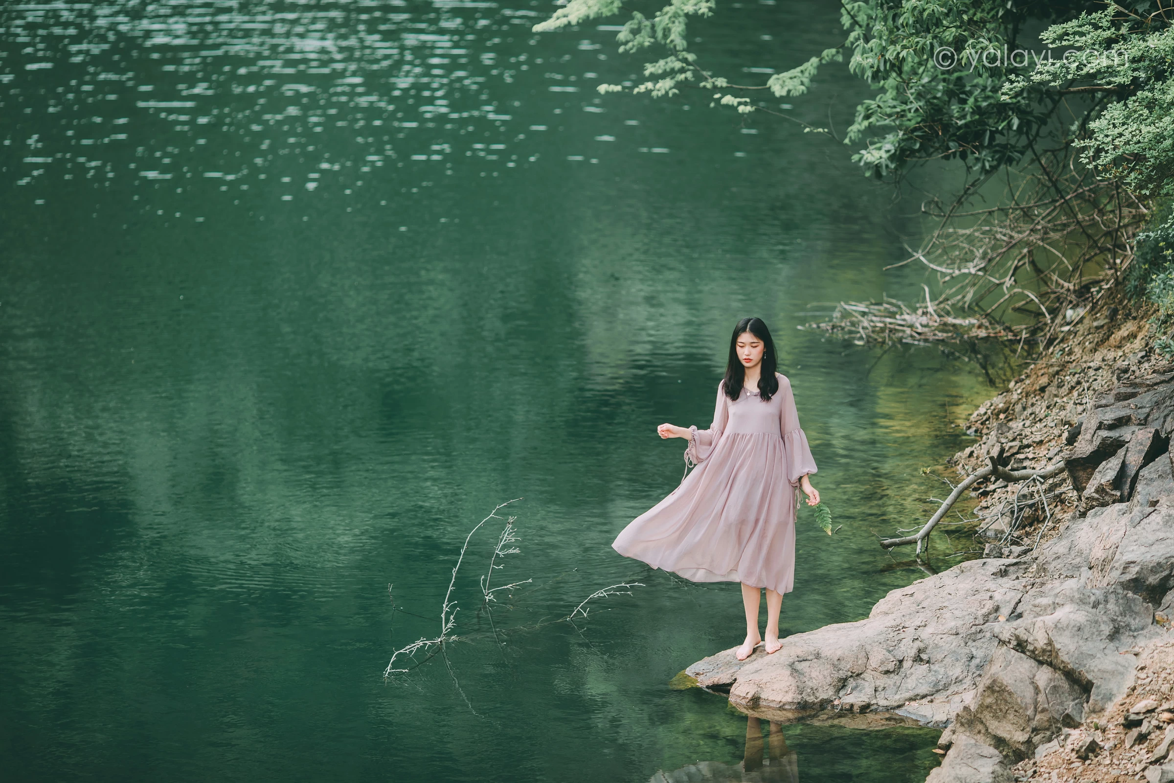 [YALAYI雅拉伊]NO.663 《涟漪》 和风 JK制服与短裙加黑色蕾丝内衣写真第15张