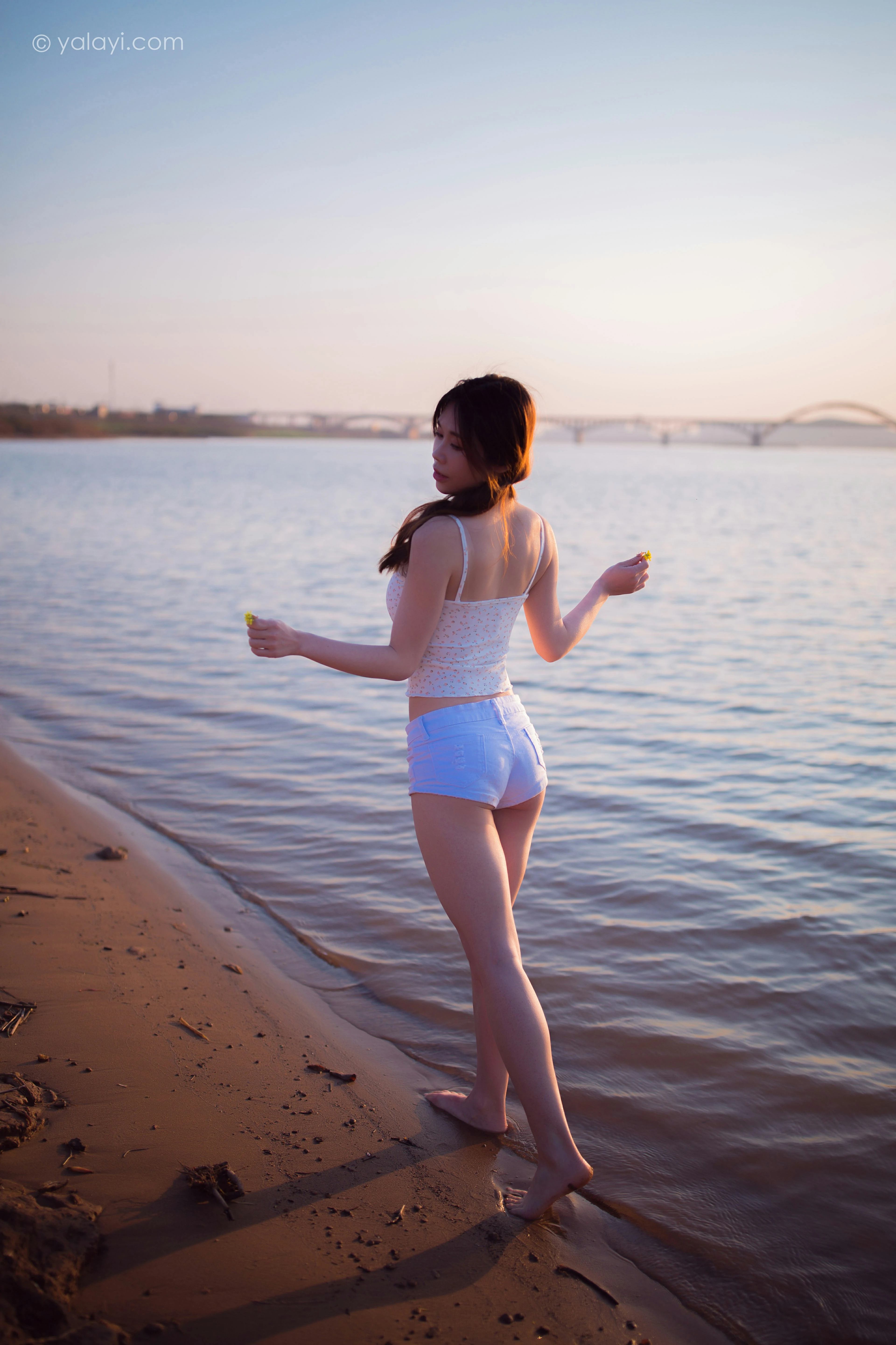 [YALAYI雅拉伊]NO.845 跋山涉水 香草 白色小背心加牛仔热裤性感写真集第9张