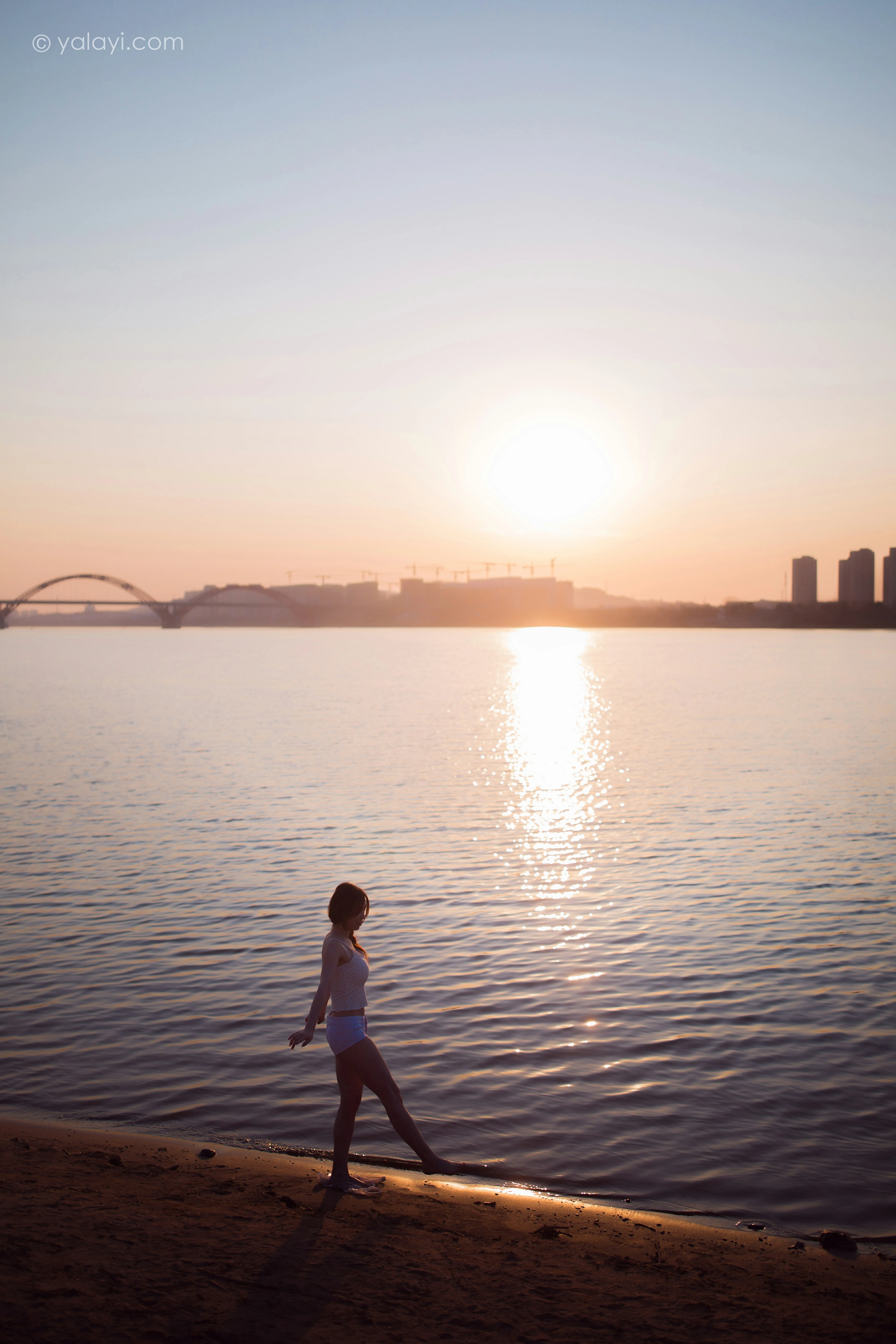 [YALAYI雅拉伊]NO.845 跋山涉水 香草 白色小背心加牛仔热裤性感写真集第11张
