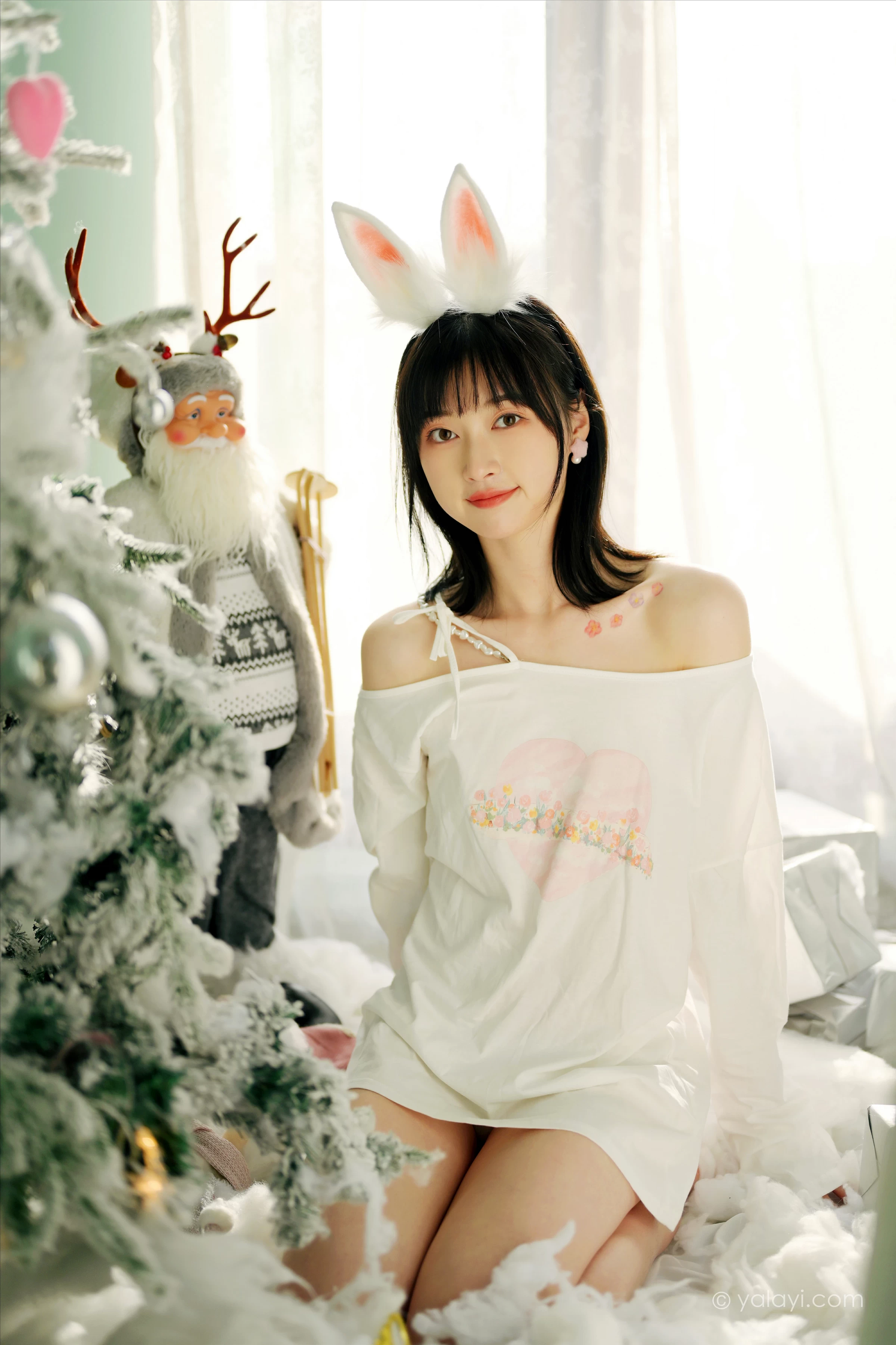 [YALAYI雅拉伊]2021.12.31 迎新 京京 白色透视宽松卫衣居家性感写真集第1张