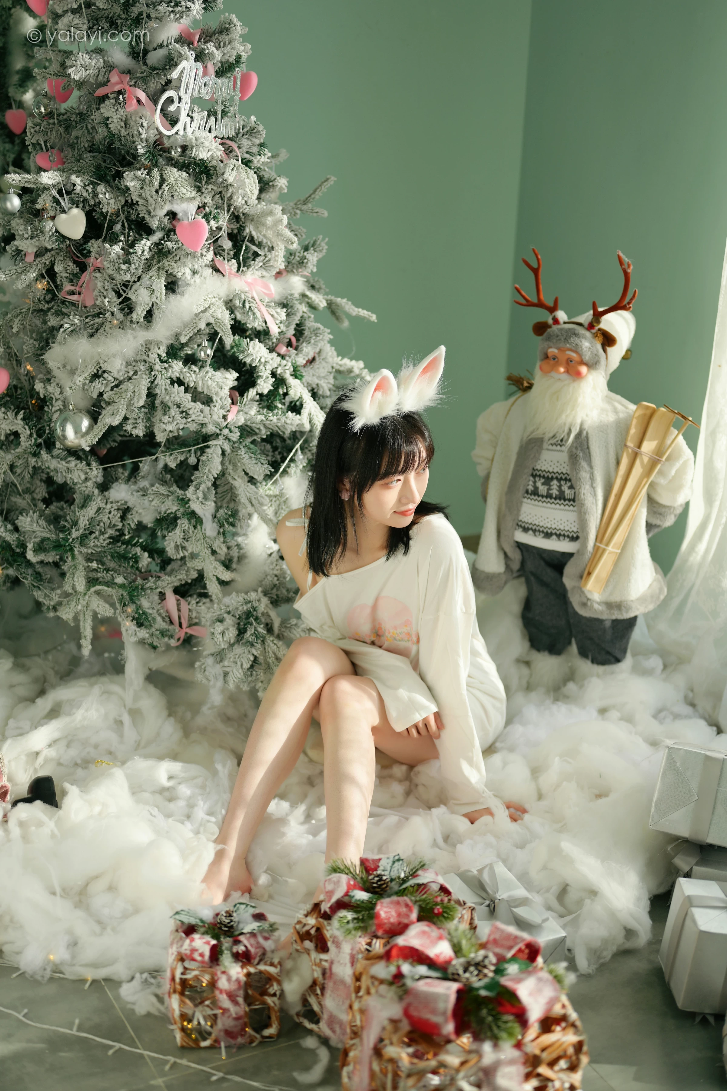 [YALAYI雅拉伊]2021.12.31 迎新 京京 白色透视宽松卫衣居家性感写真集第2张