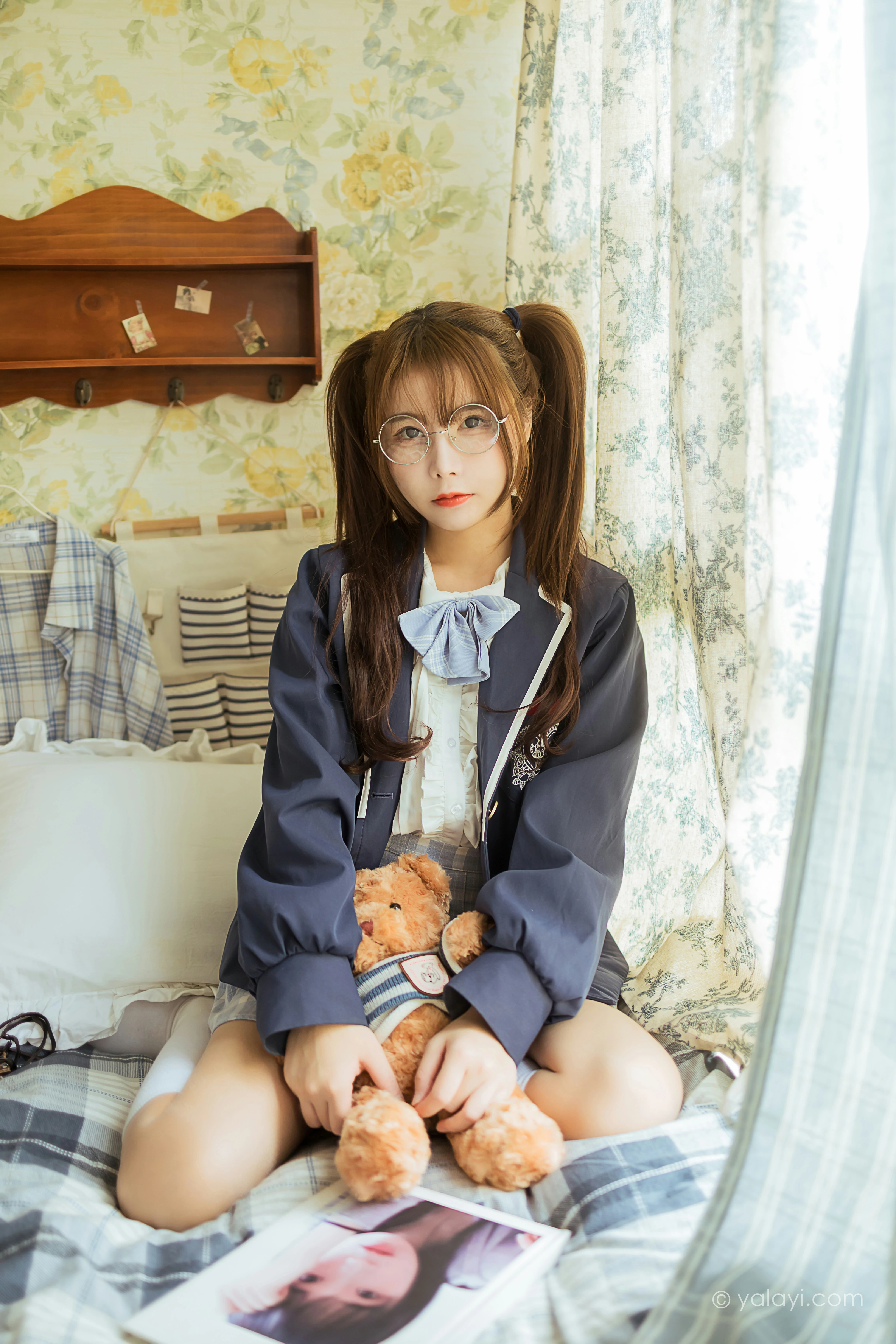 [YALAYI雅拉伊]NO.817 最爱的JK制服 钰慧 灰色外套与格子短裙加丝袜美腿私房写真集第5张