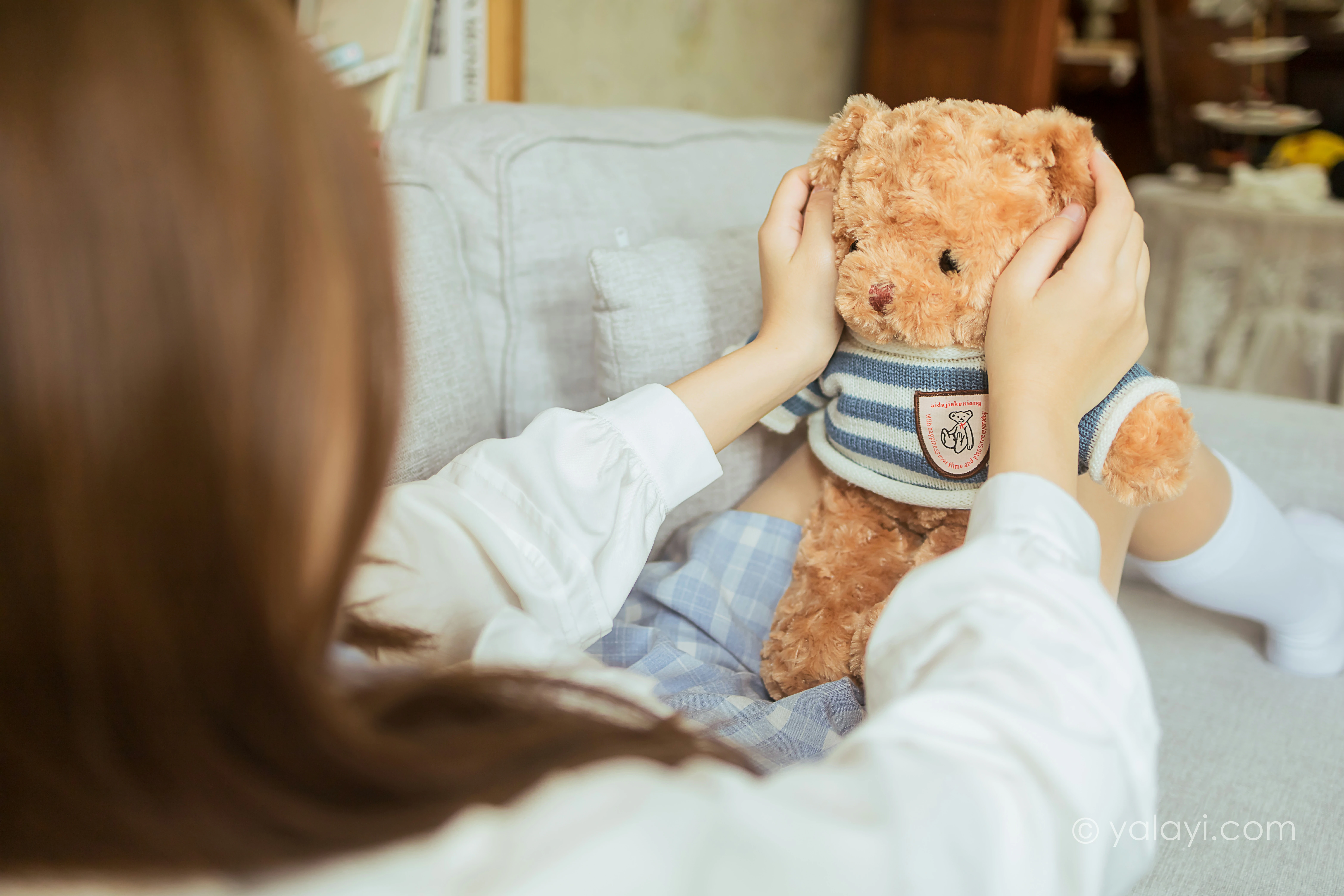 [YALAYI雅拉伊]NO.817 最爱的JK制服 钰慧 灰色外套与格子短裙加丝袜美腿私房写真集第12张