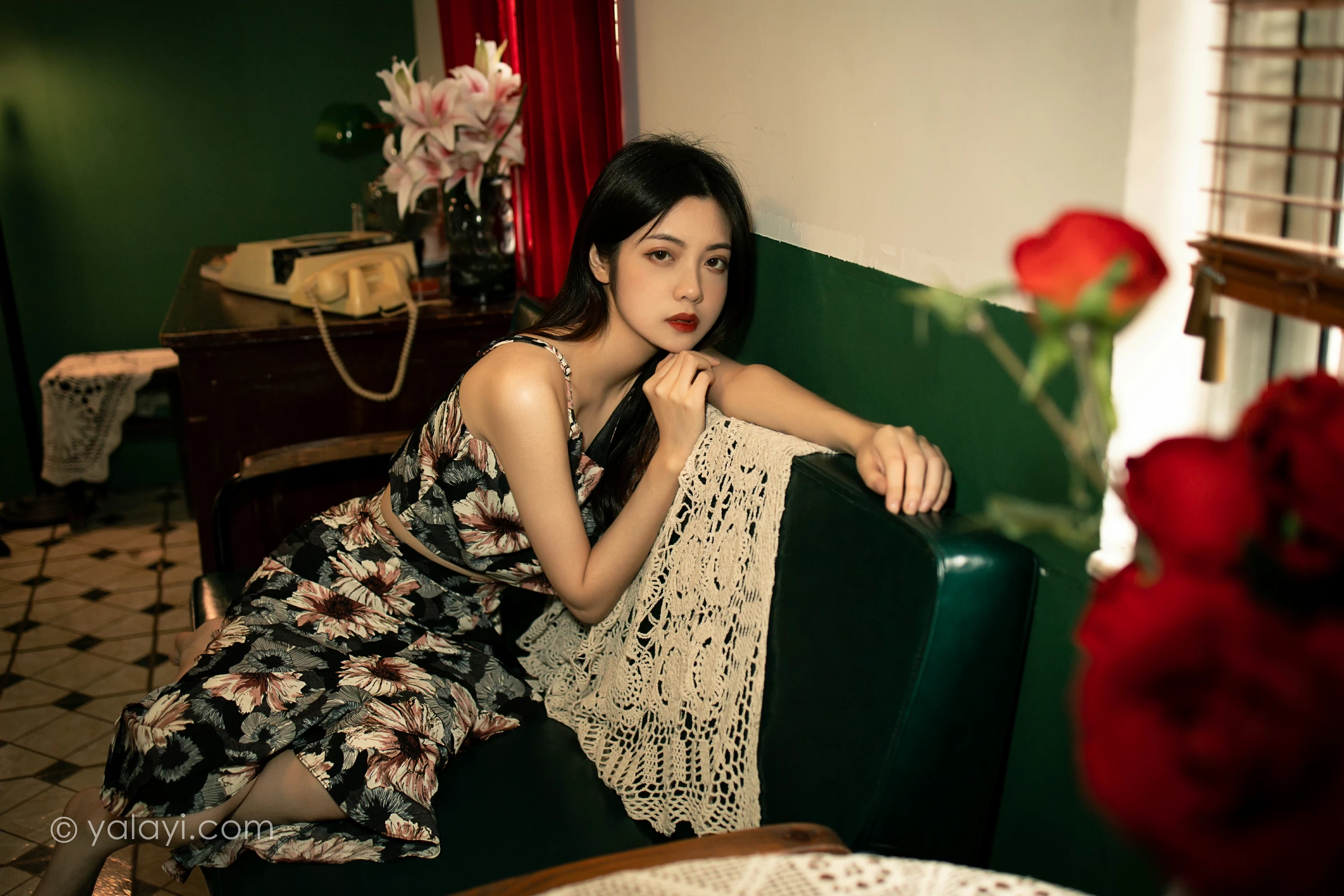 [YALAYI雅拉伊]2021.12.03 老房子 梓文 黑色碎花吊带连衣裙居家私房写真集第14张