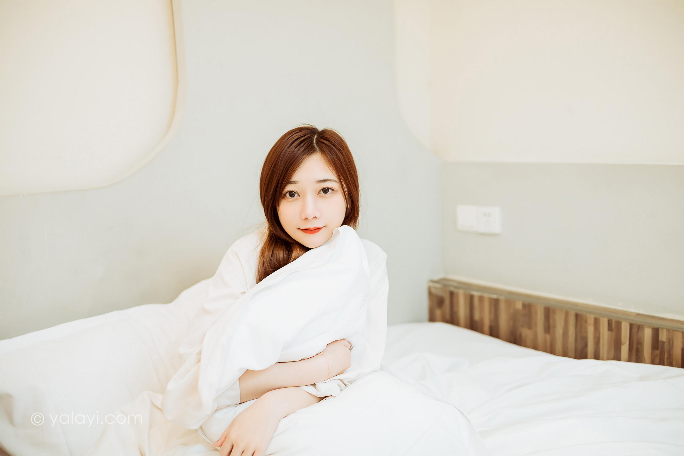 [YALAYI雅拉伊]2022.04.15 珍惜每一天 夜夜 白色男友式衬衫居家性感私房写真集第12张