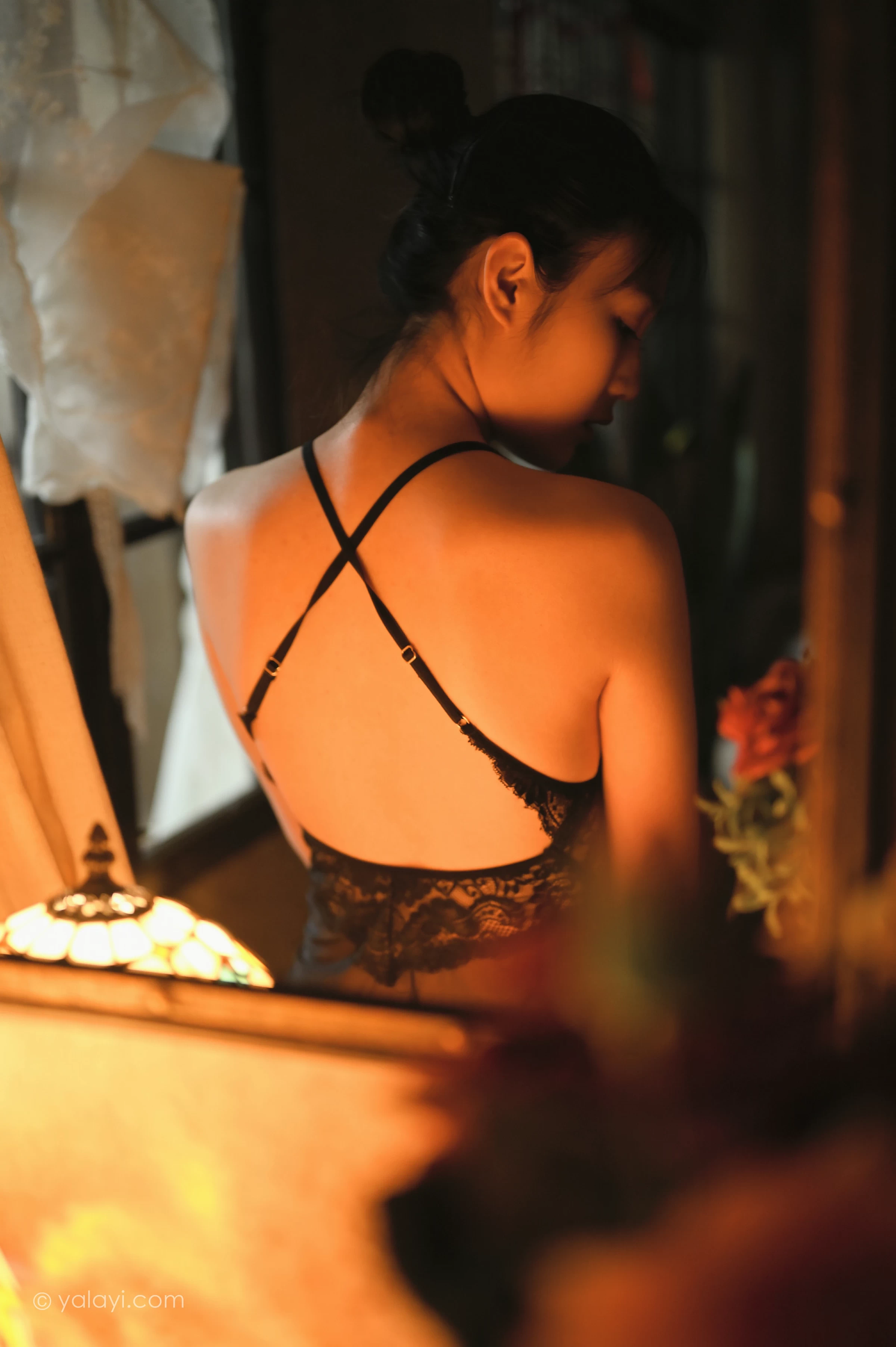 [YALAYI雅拉伊]NO.673 《剪烛西窗》 沈伊 黑色吊带蕾丝睡衣裙性感私房写真集第3张