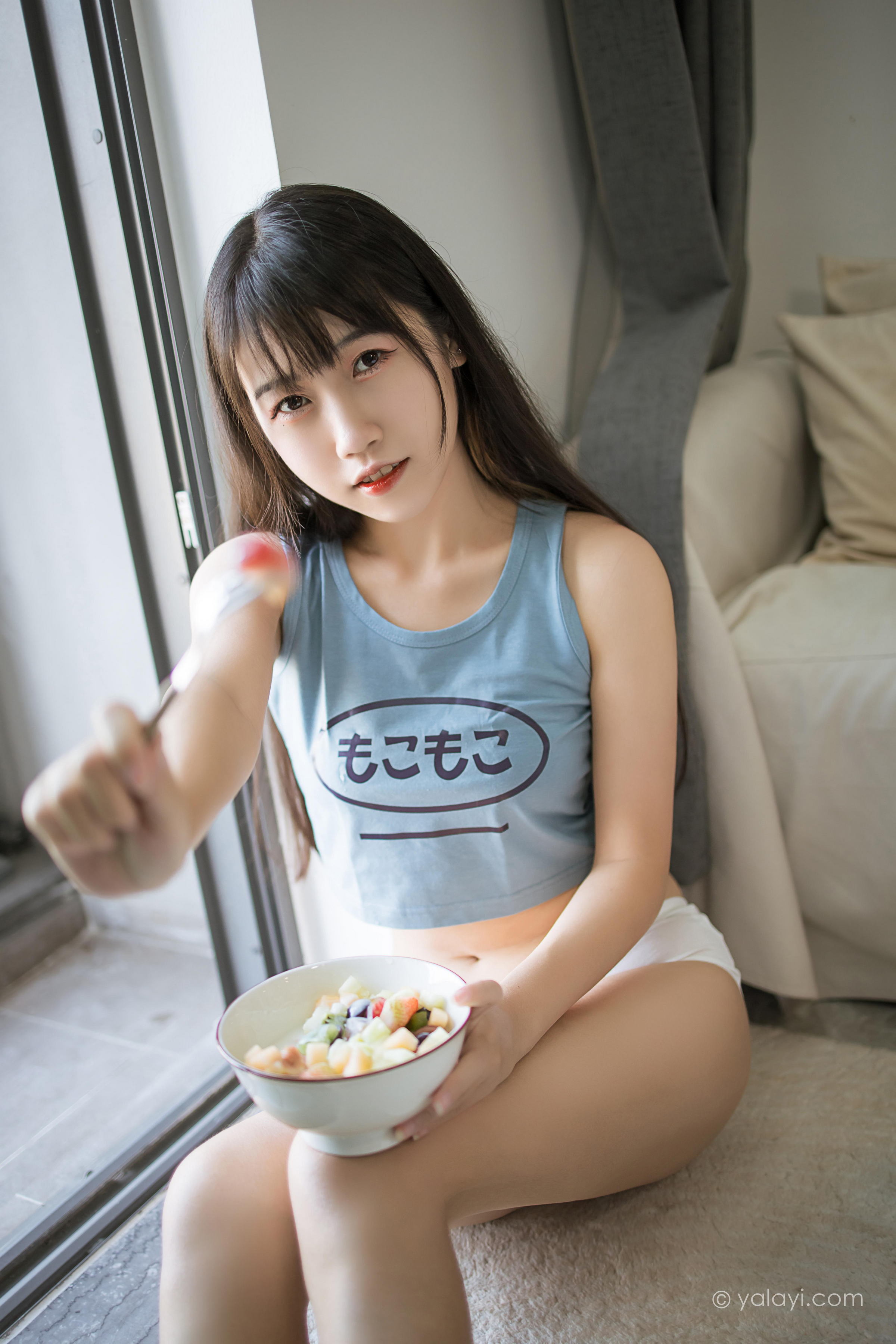 [YALAYI雅拉伊]2022.02.09 闲居在家 弈思 灰色小背心加白色绵袜居家清纯写真集第6张