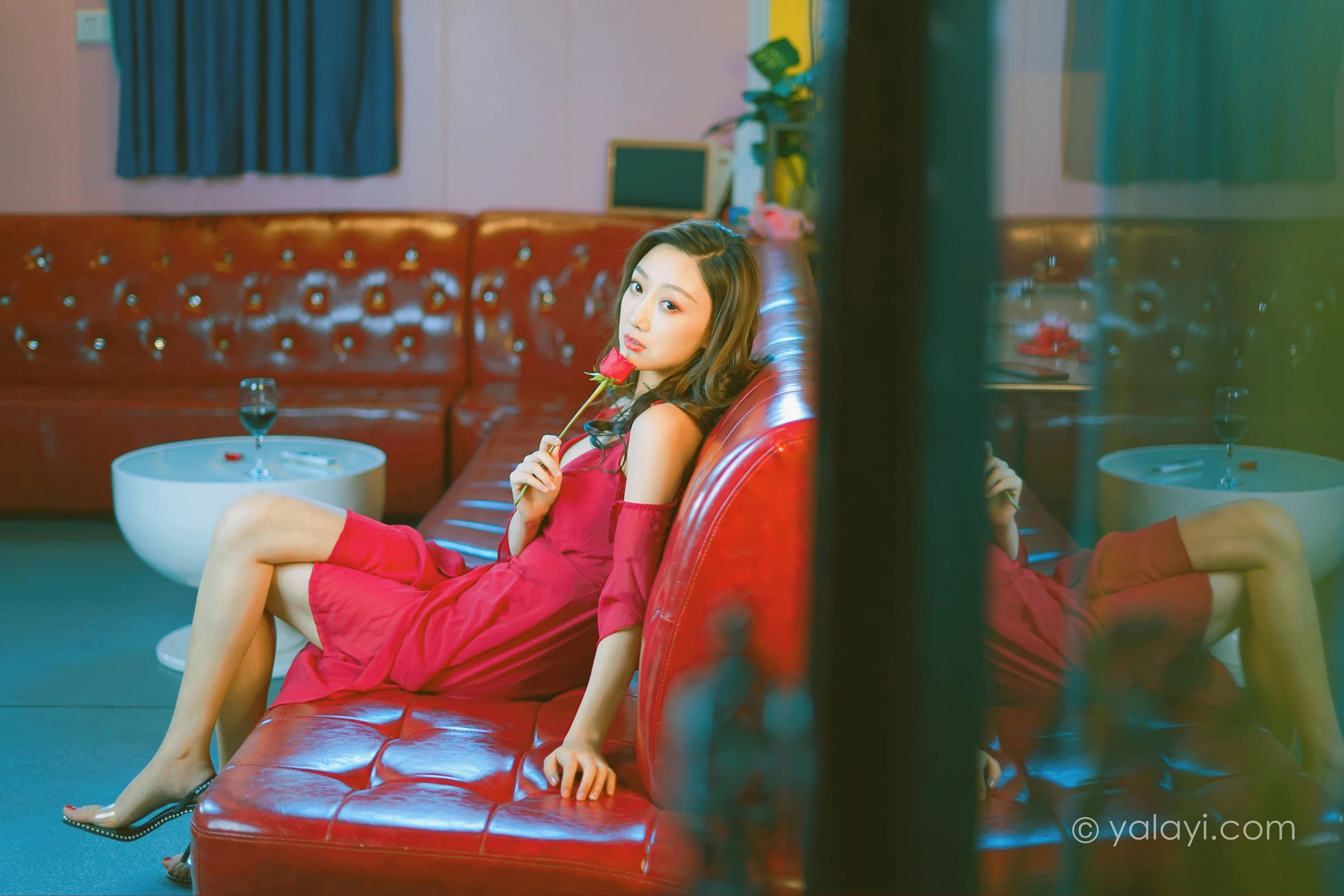 [YALAYI雅拉伊]2021.12.09 美好时光莫辜负 蕊思 红色吊带礼服裙性感私房写真集第12张
