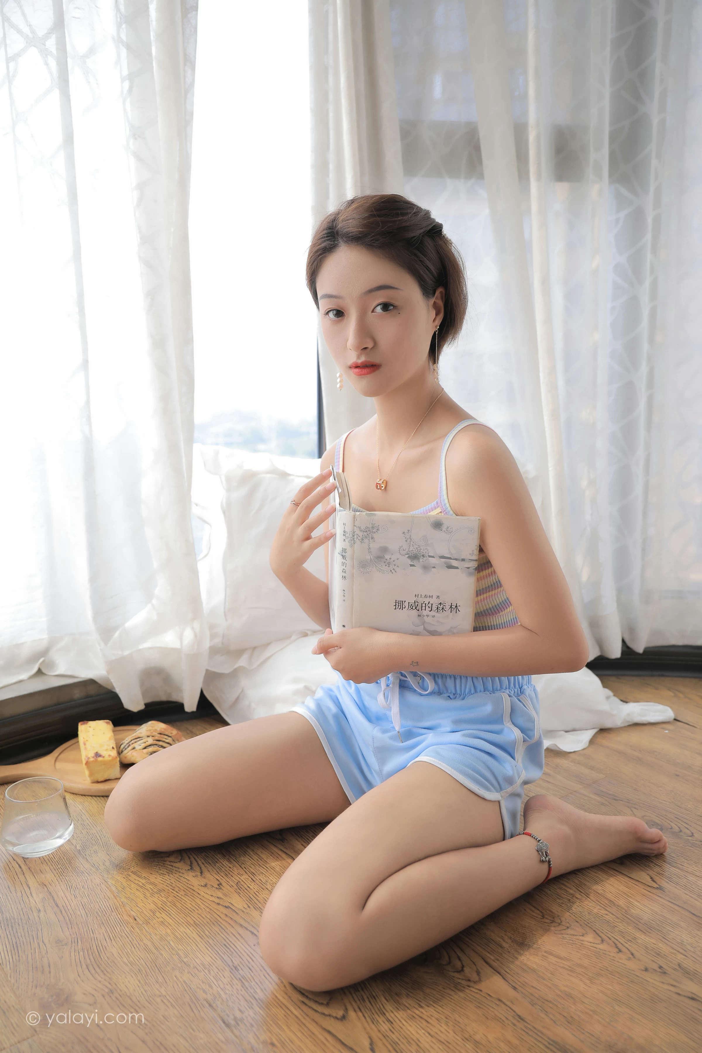 [YALAYI雅拉伊]NO.674 《幽会情人》 丁媛 彩色情趣小背心加蓝色短裤私房写真集第3张