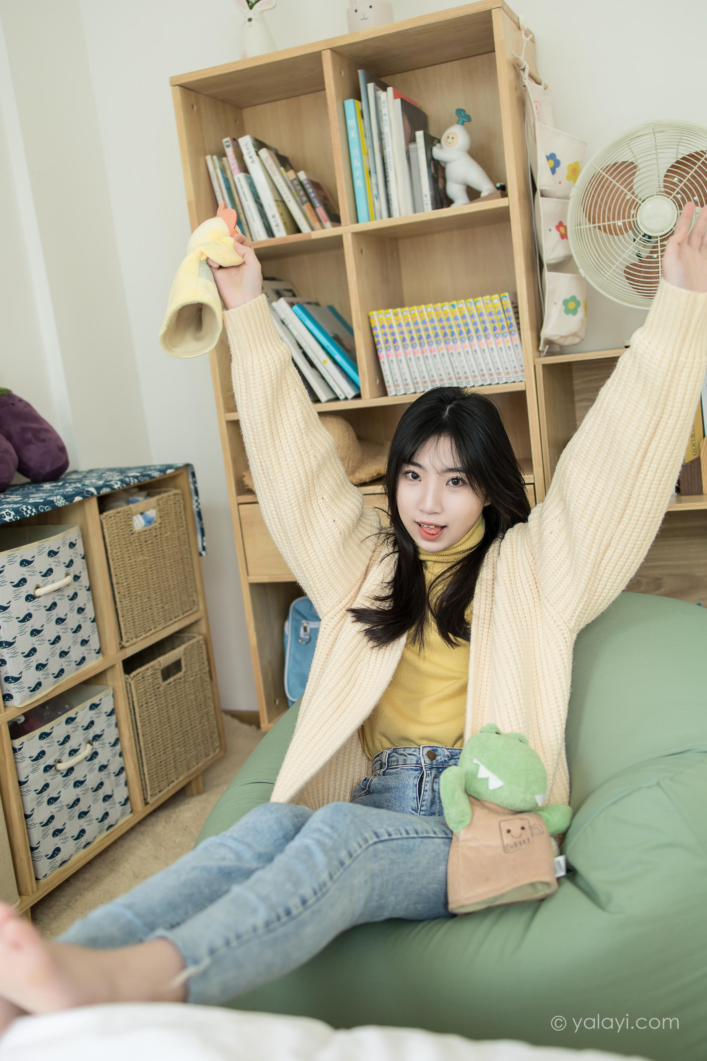 [YALAYI雅拉伊]2022.03.04 玉兰花 小乔 黄色毛衣加紧身牛仔裤居家清纯写真集第5张