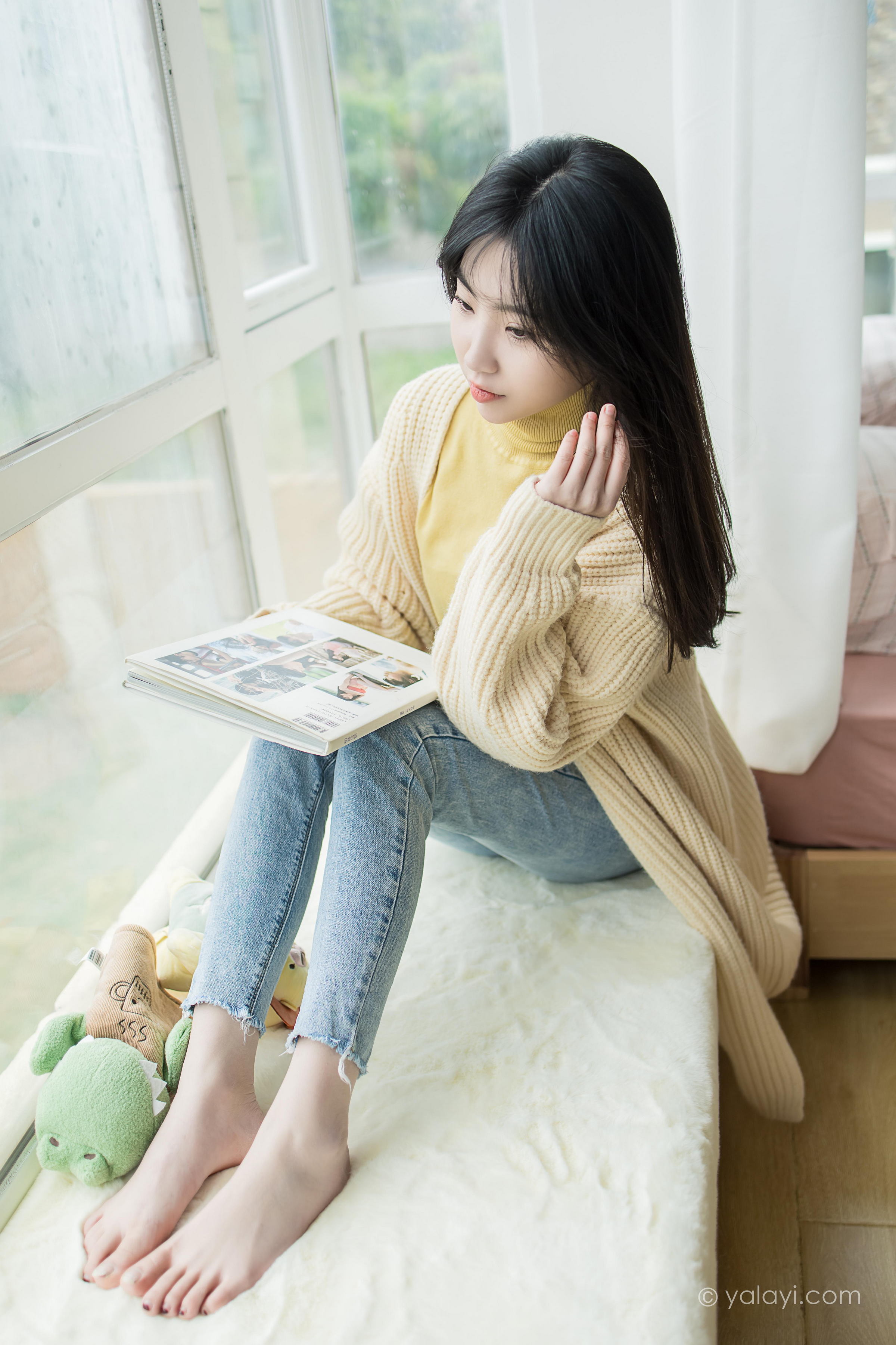 [YALAYI雅拉伊]2022.03.04 玉兰花 小乔 黄色毛衣加紧身牛仔裤居家清纯写真集第6张