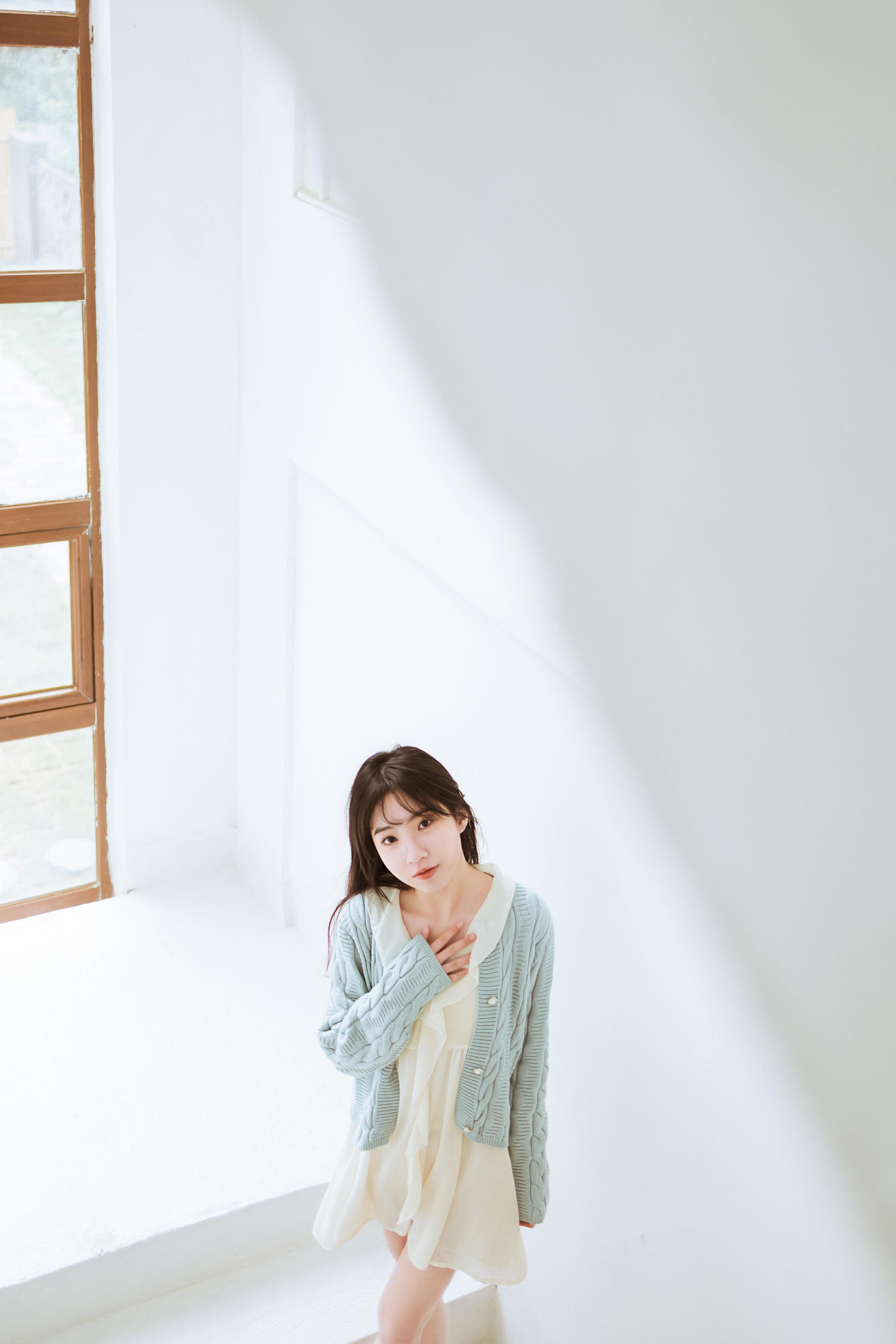 [YALAYI雅拉伊]2022.04.08 优雅永不过时 小乔 白色毛衣加连衣裙清纯写真集第13张