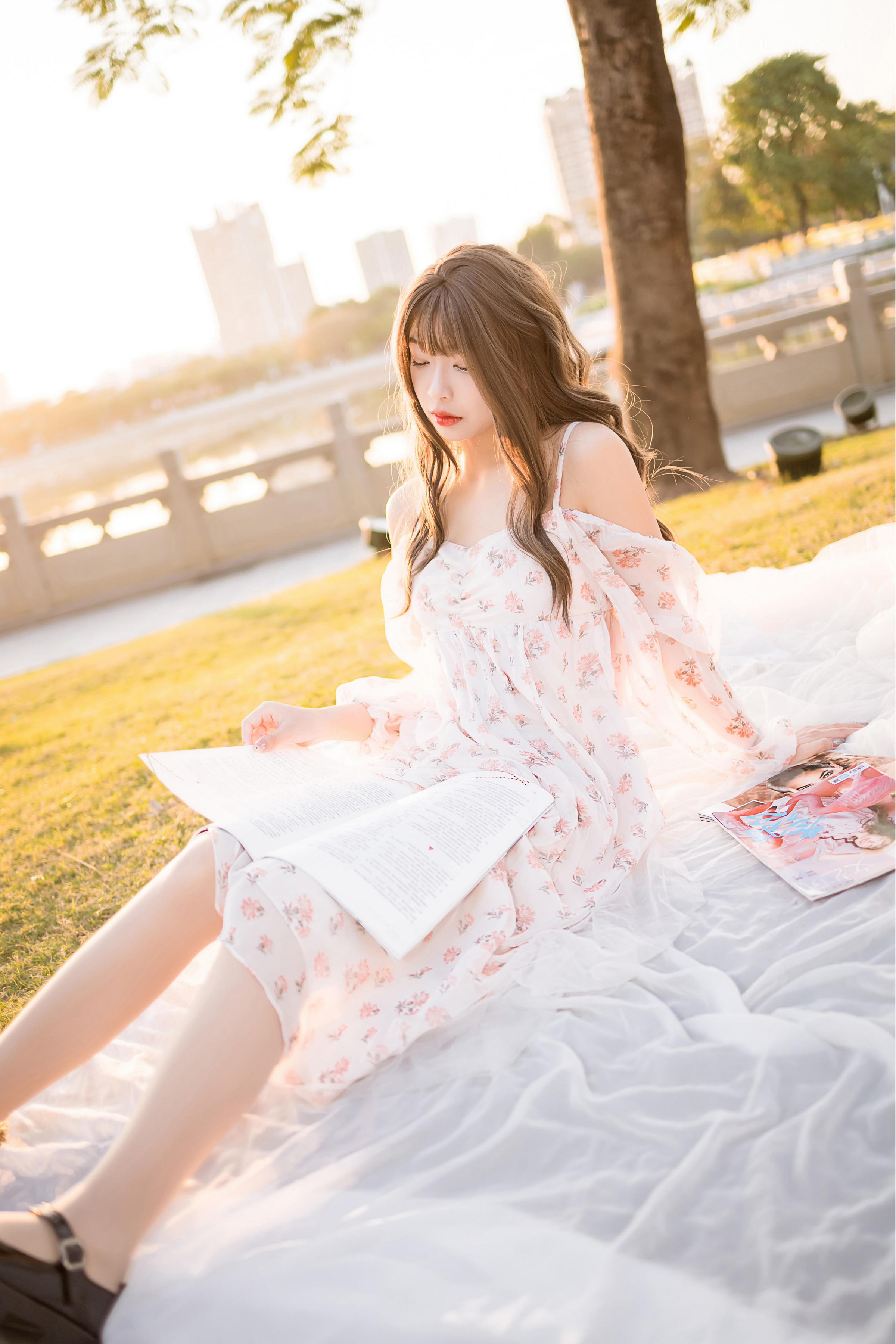 [YALAYI雅拉伊]2022.02.16 希望的阳光 阿禾 白色透视吊带连衣裙公园休闲写真集第8张