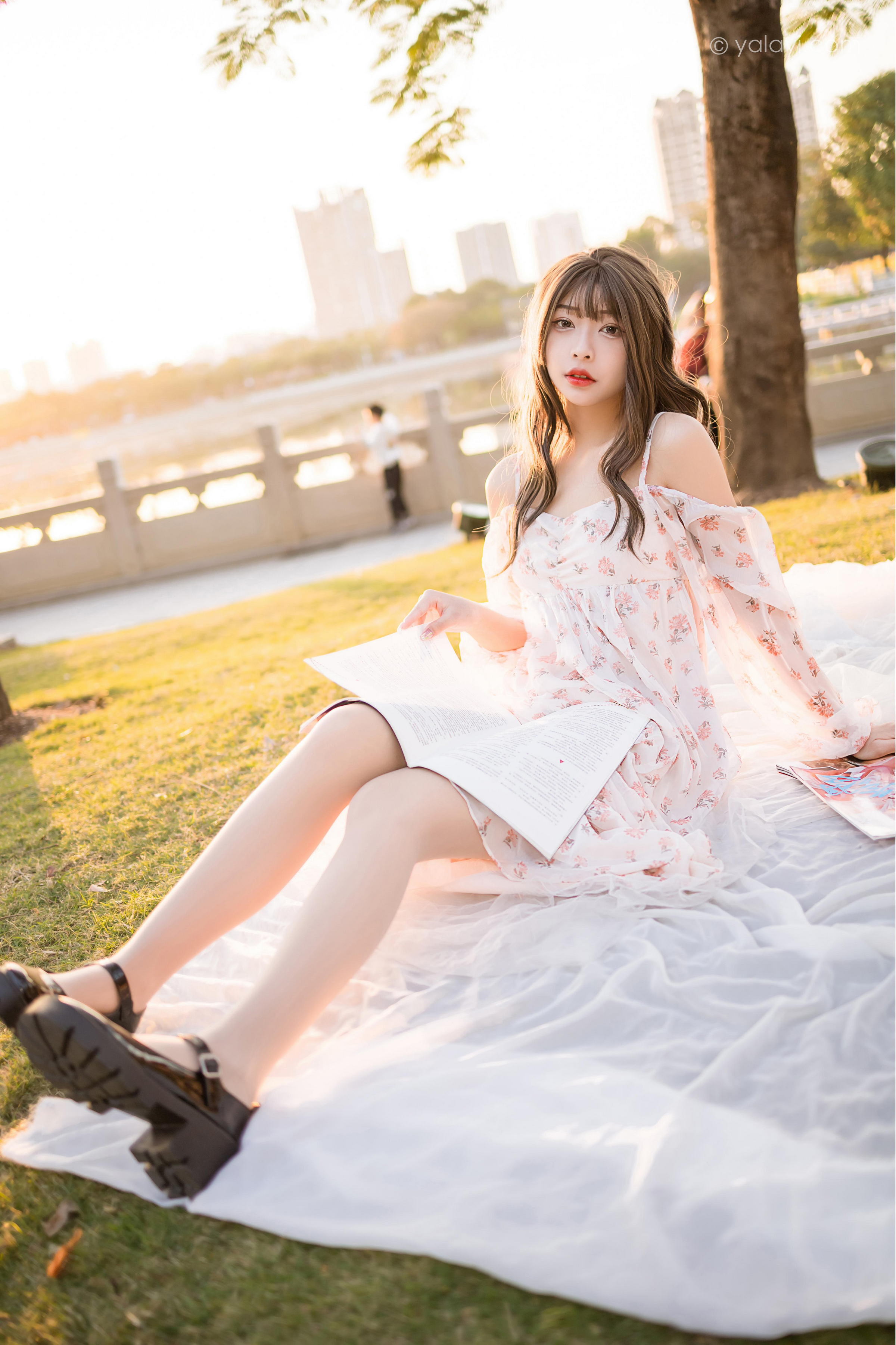 [YALAYI雅拉伊]2022.02.16 希望的阳光 阿禾 白色透视吊带连衣裙公园休闲写真集第8张
