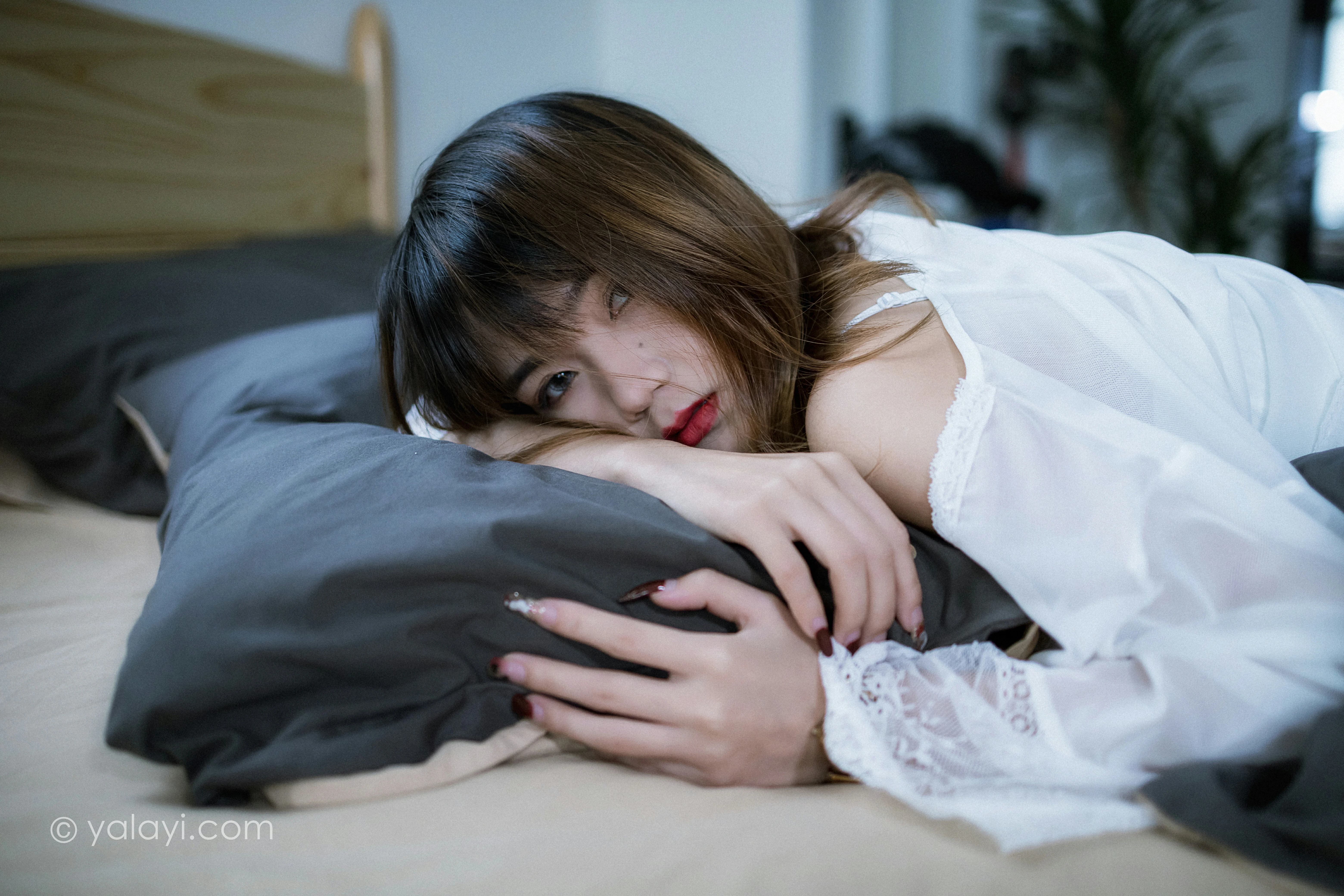 [YALAYI雅拉伊]NO.759 灰色空间 樊梵 白色透视蕾丝睡衣性感私房写真集第1张