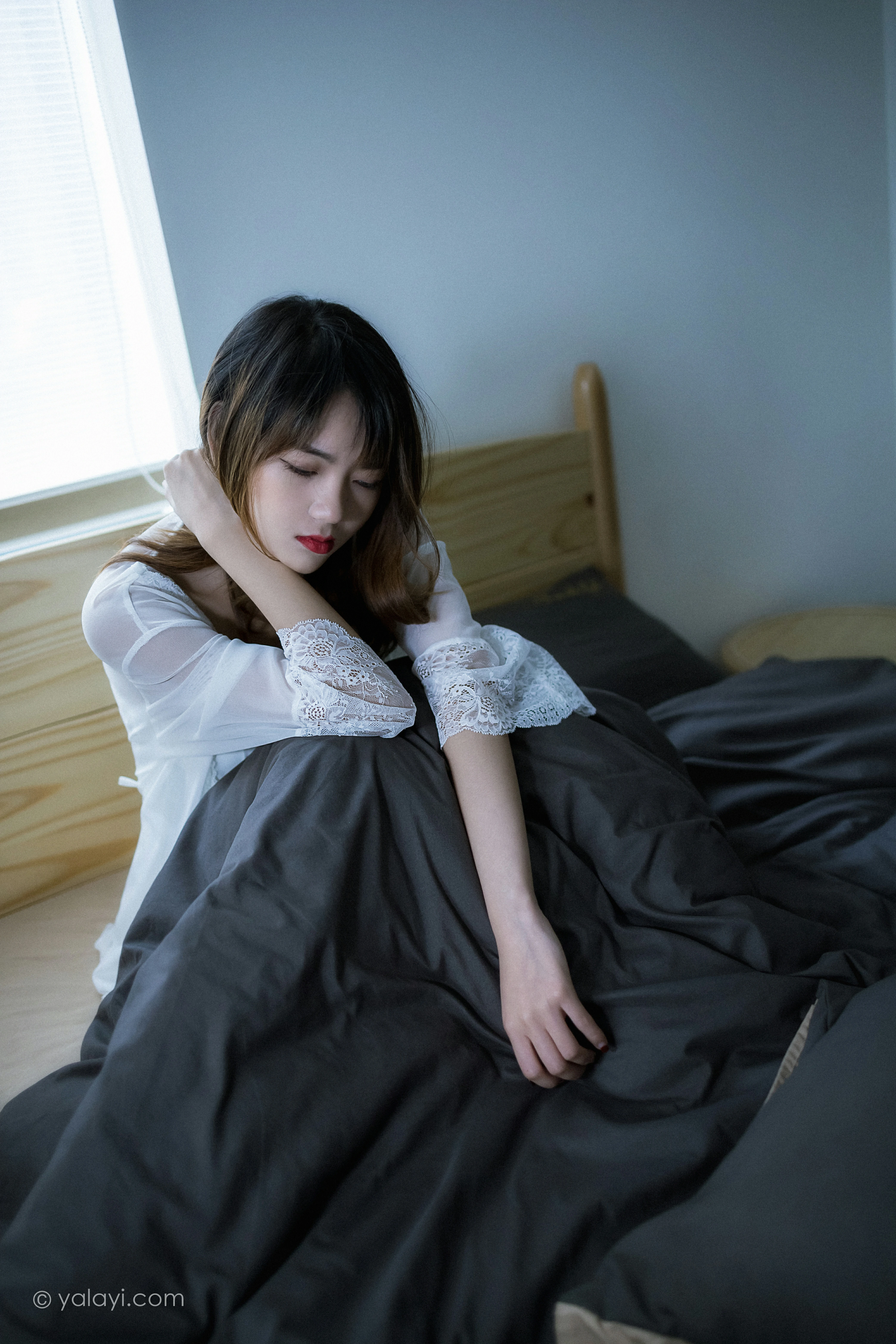 [YALAYI雅拉伊]NO.759 灰色空间 樊梵 白色透视蕾丝睡衣性感私房写真集第4张