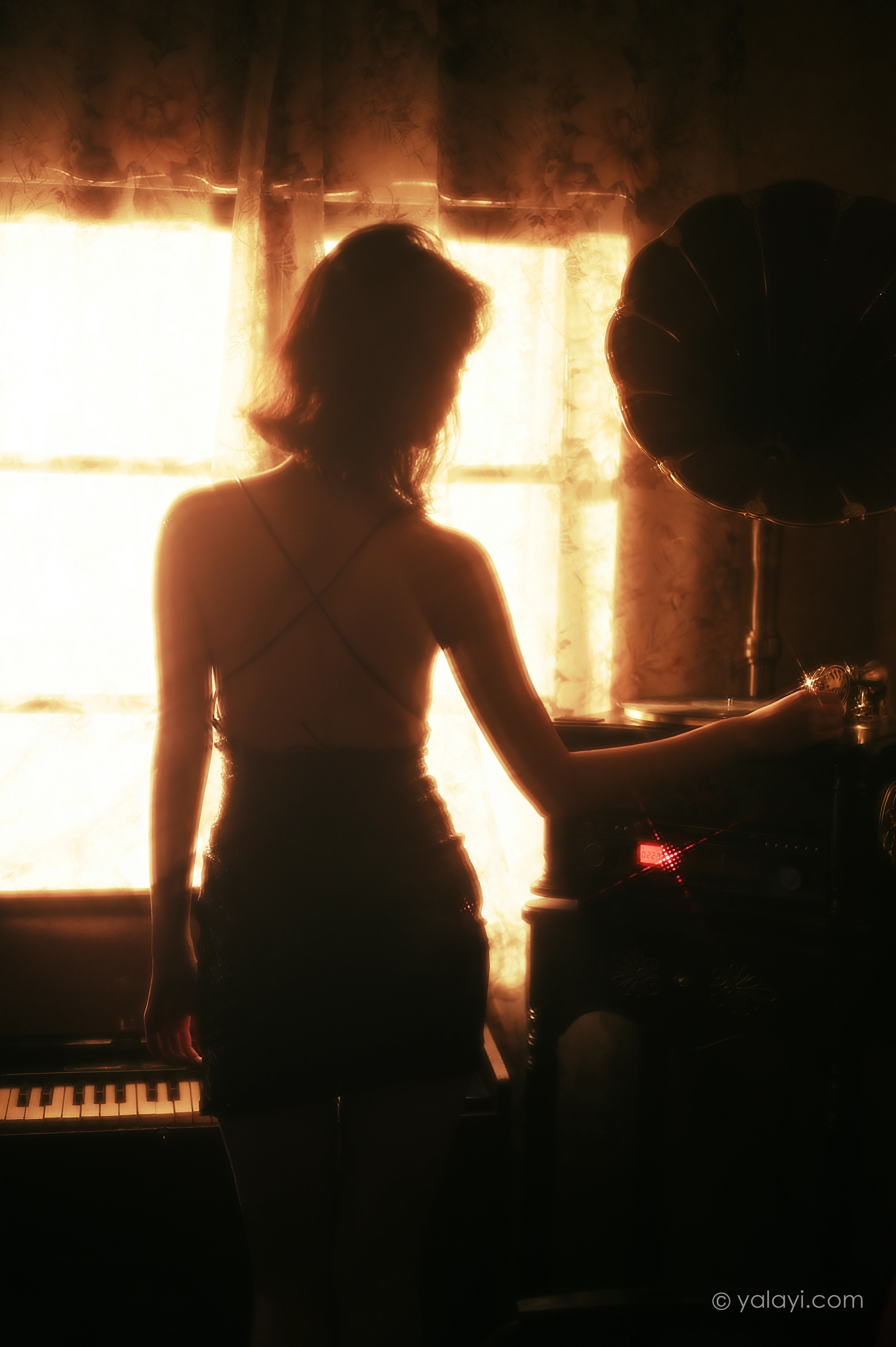 [YALAYI雅拉伊]NO.756 流金岁月 京京 黑色紧身吊带裸背连衣裙性感写真集第4张