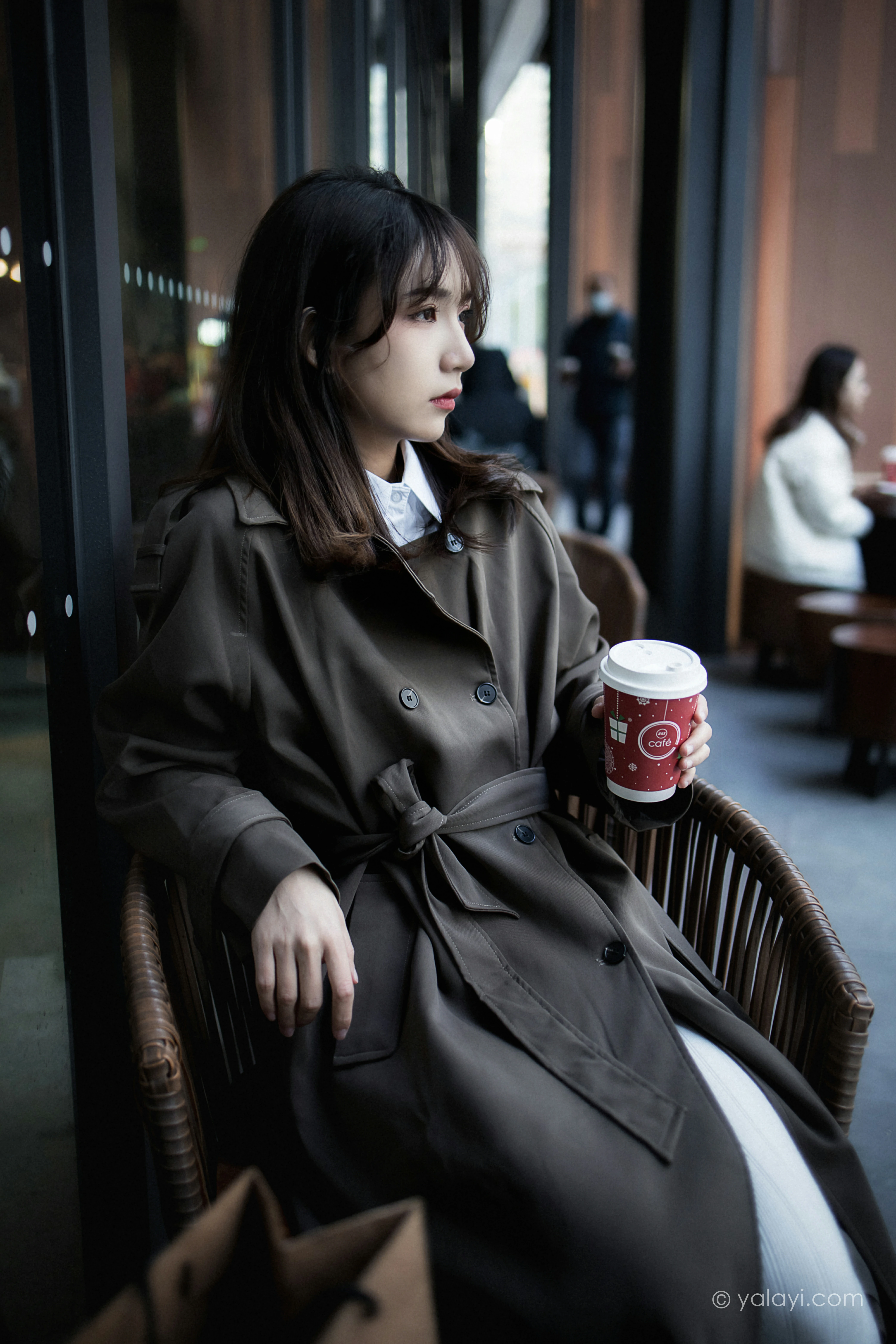 [YALAYI雅拉伊]NO.760 迷失在都市 果果 黑色连身风衣街拍写真集第2张