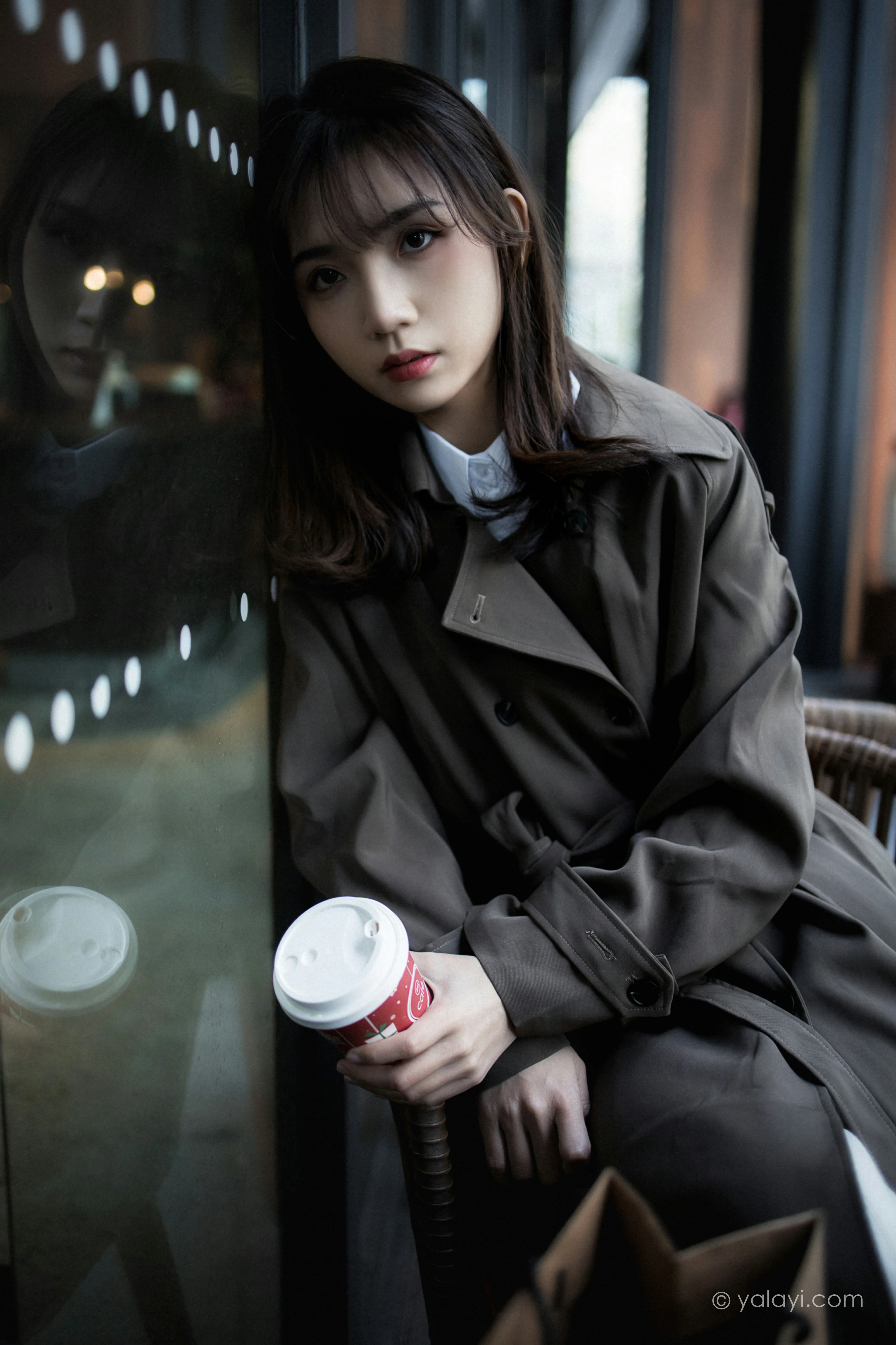 [YALAYI雅拉伊]NO.760 迷失在都市 果果 黑色连身风衣街拍写真集第3张