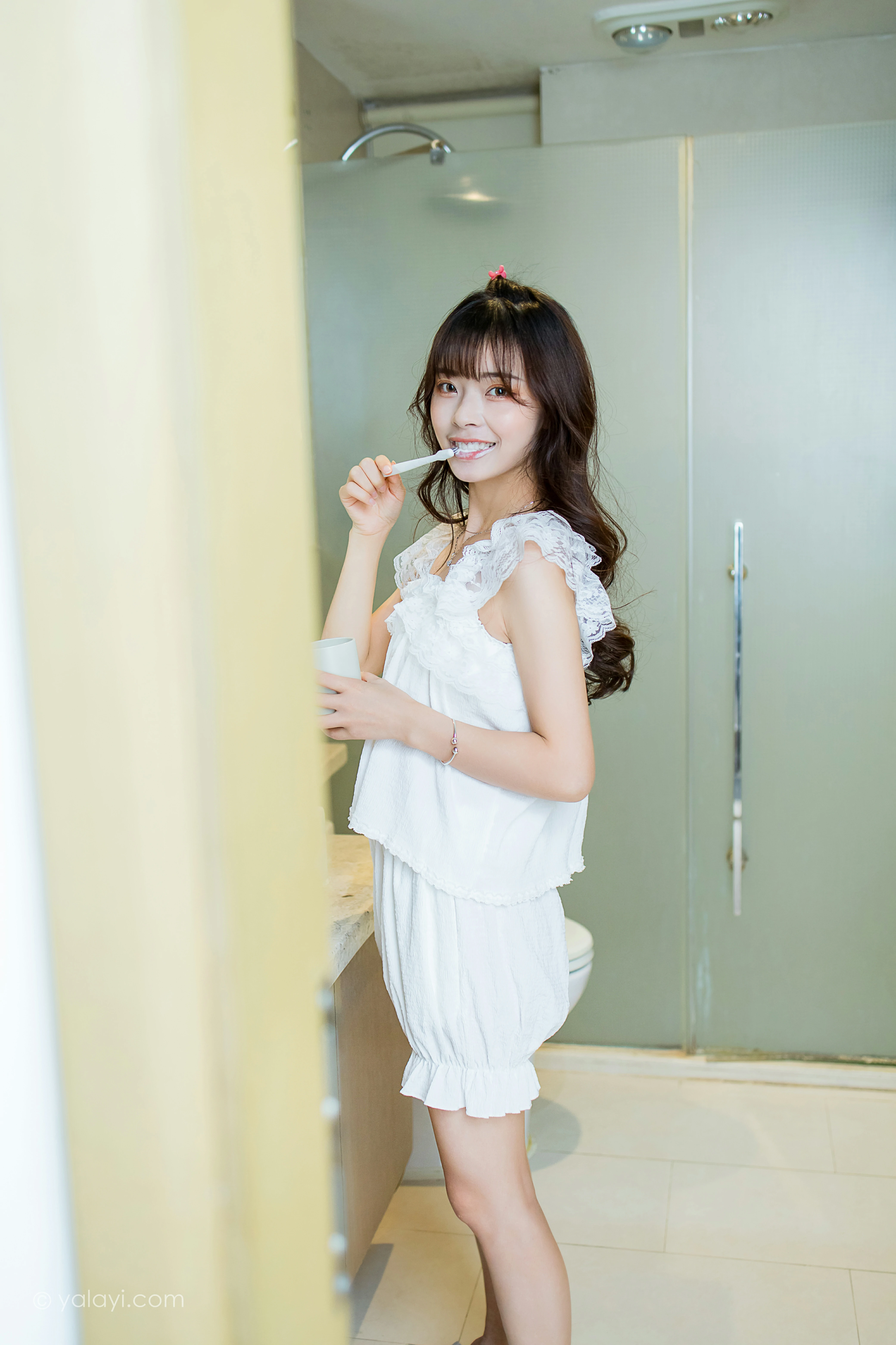 [YALAYI雅拉伊]NO.786 美好时光 程小蝶 白色蕾丝睡衣加短裤性感私房写真集第6张