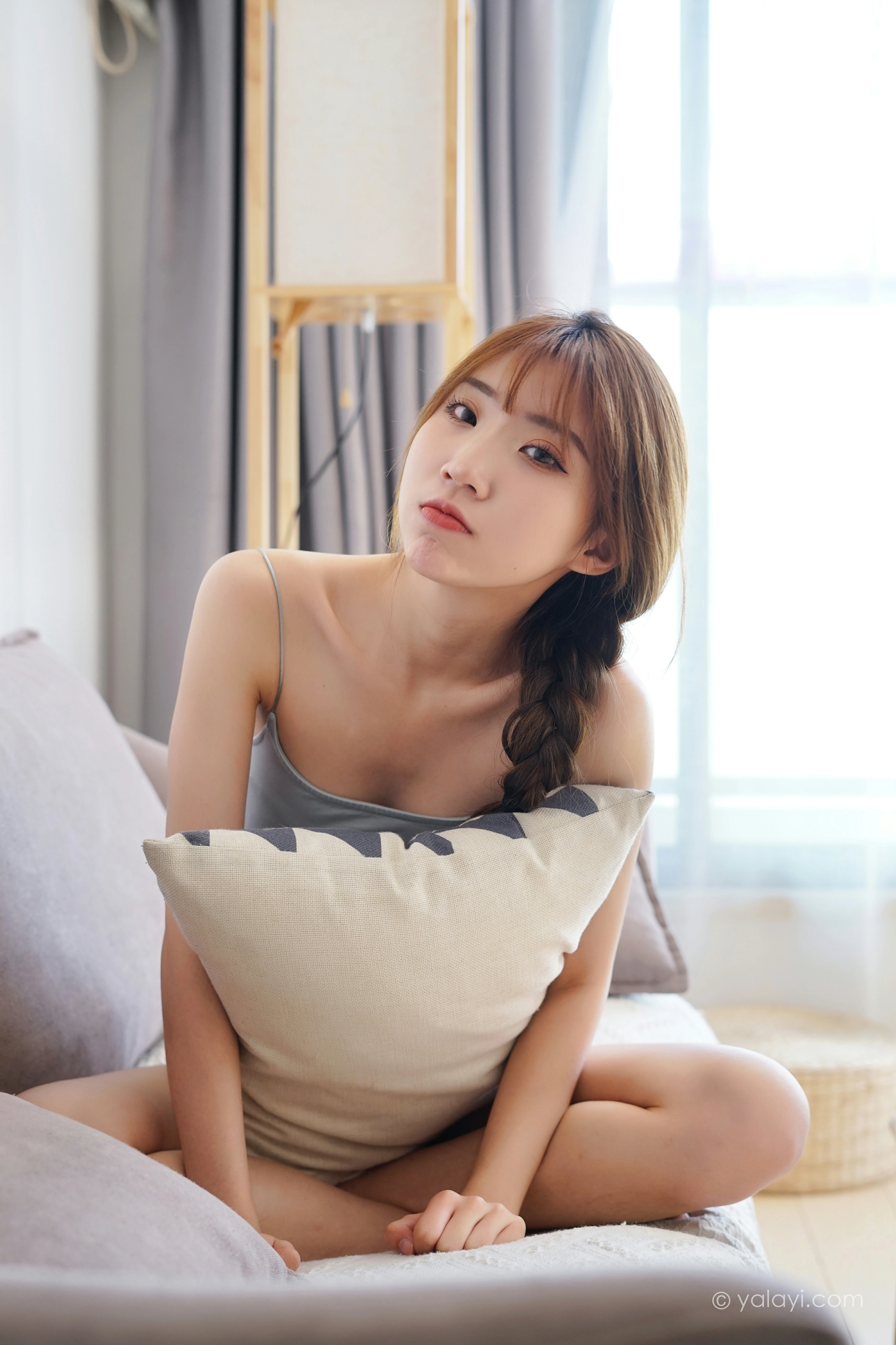 [YALAYI雅拉伊]NO.758 诗和远方 小乔 灰色小背心加牛仔热裤居家私房写真集第5张