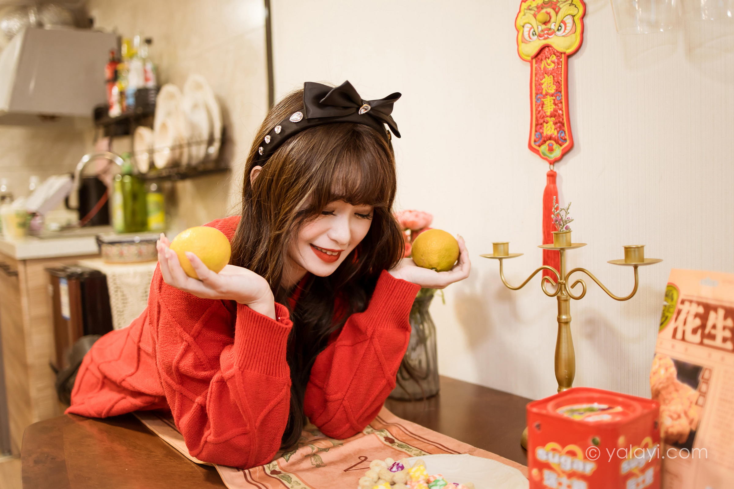 [YALAYI雅拉伊]2023.01.19 穿上你送的红毛衣 小亭 黑丝美腿居家性感写真集第3张