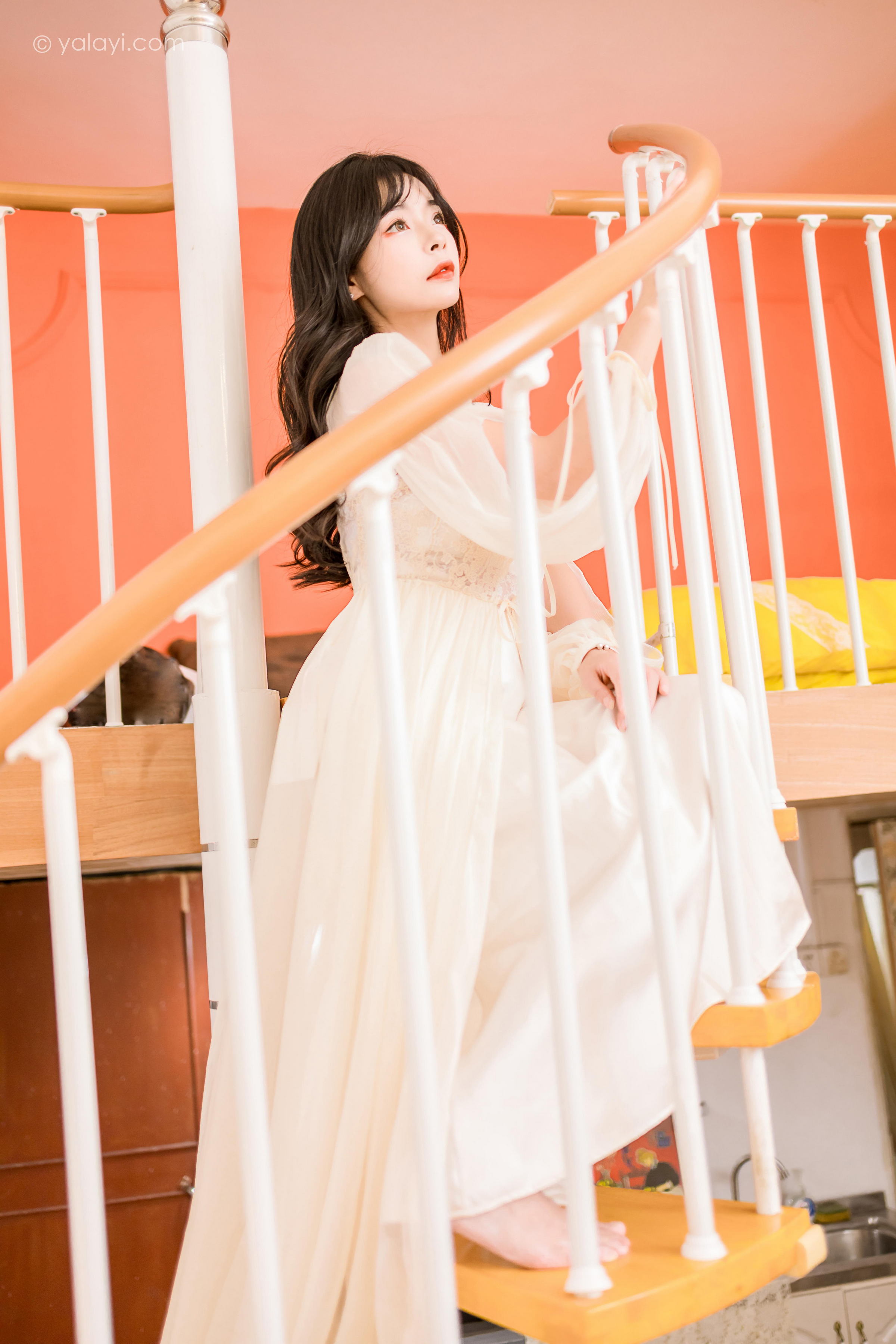 [YALAYI雅拉伊]2023.02.04 香浓的诱惑 程小蝶 白色透视披肩裙加蕾丝抹胸连衣裙性感写真集第2张