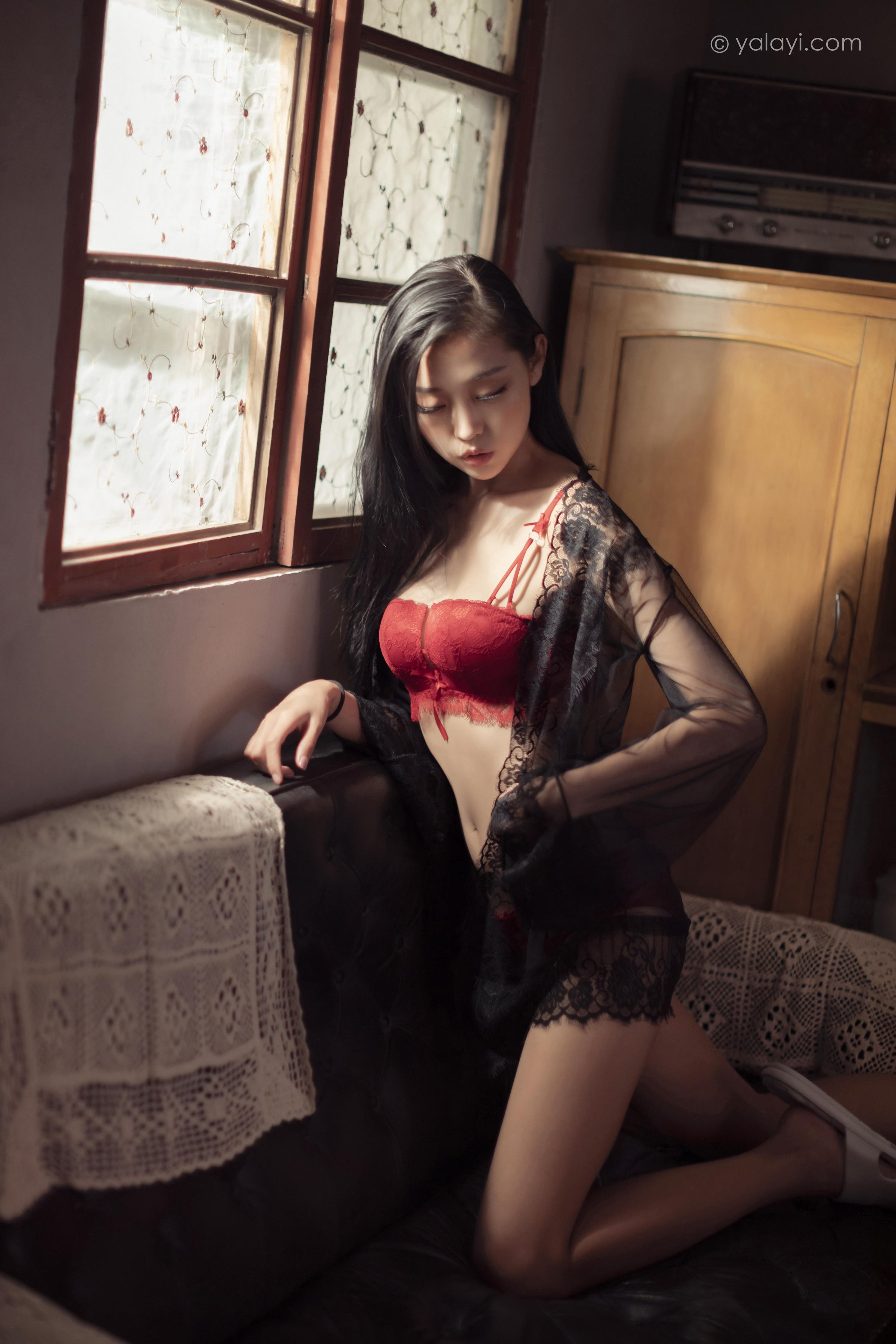 [YALAYI雅拉伊]2023.02.17 一抹红色 图雅 黑色透视睡衣加红色蕾丝内衣性感私房写真集第12张