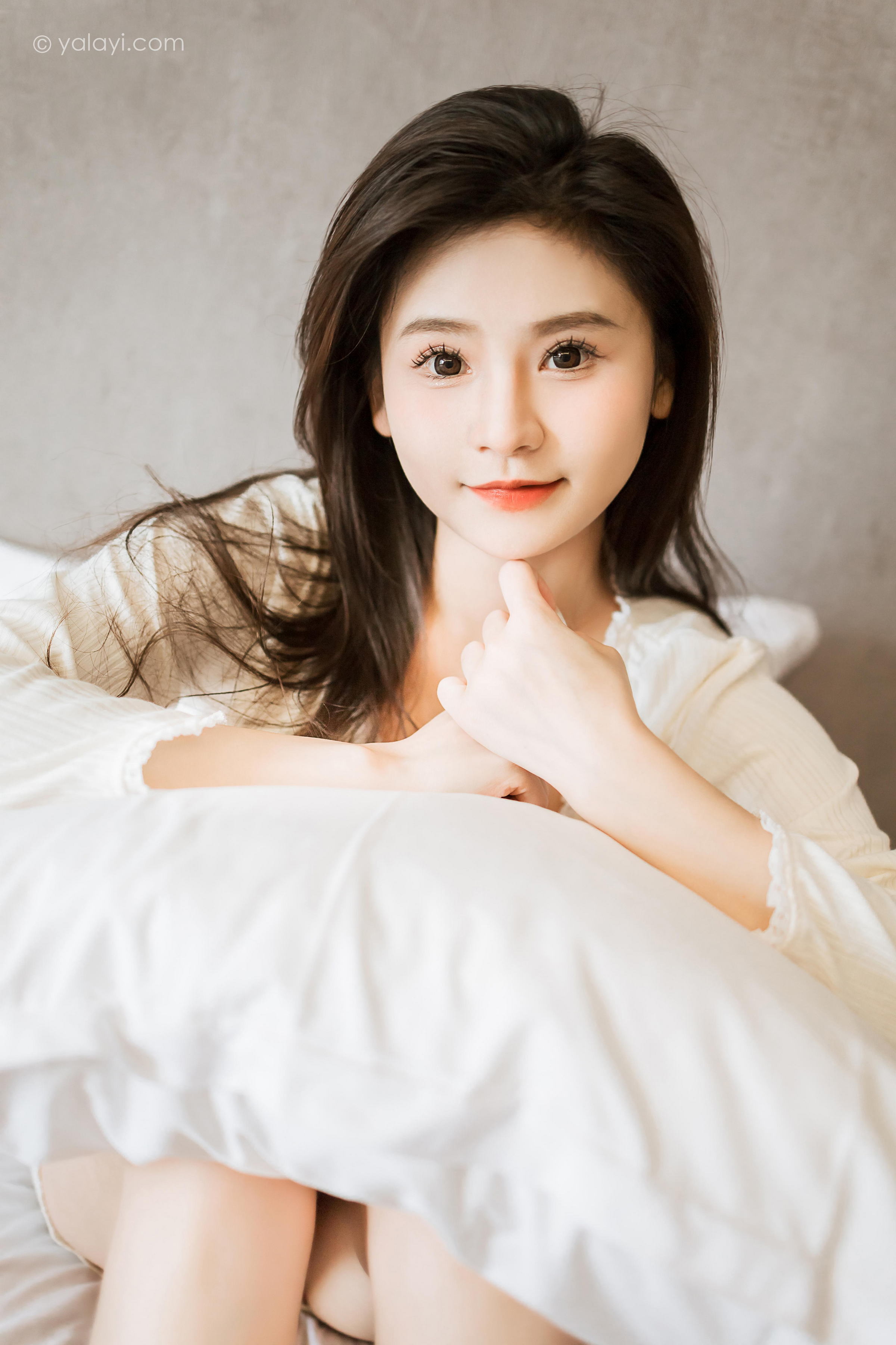[YALAYI雅拉伊]2023.03.27 超甜小日常 若婷 白色衬衫与吊带背心加短裤清纯写真集第7张