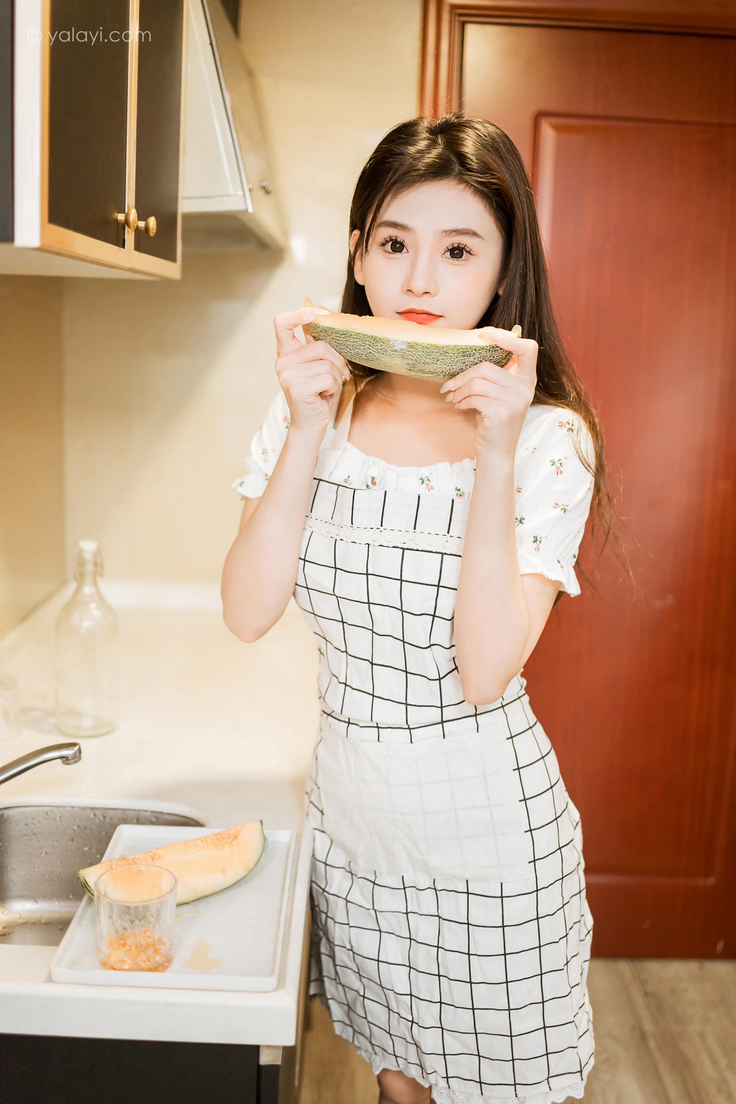 [YALAYI雅拉伊]2023.05.05 请你吃瓜 若婷 白色连衣裙加白色围裙性感私房写真集第1张