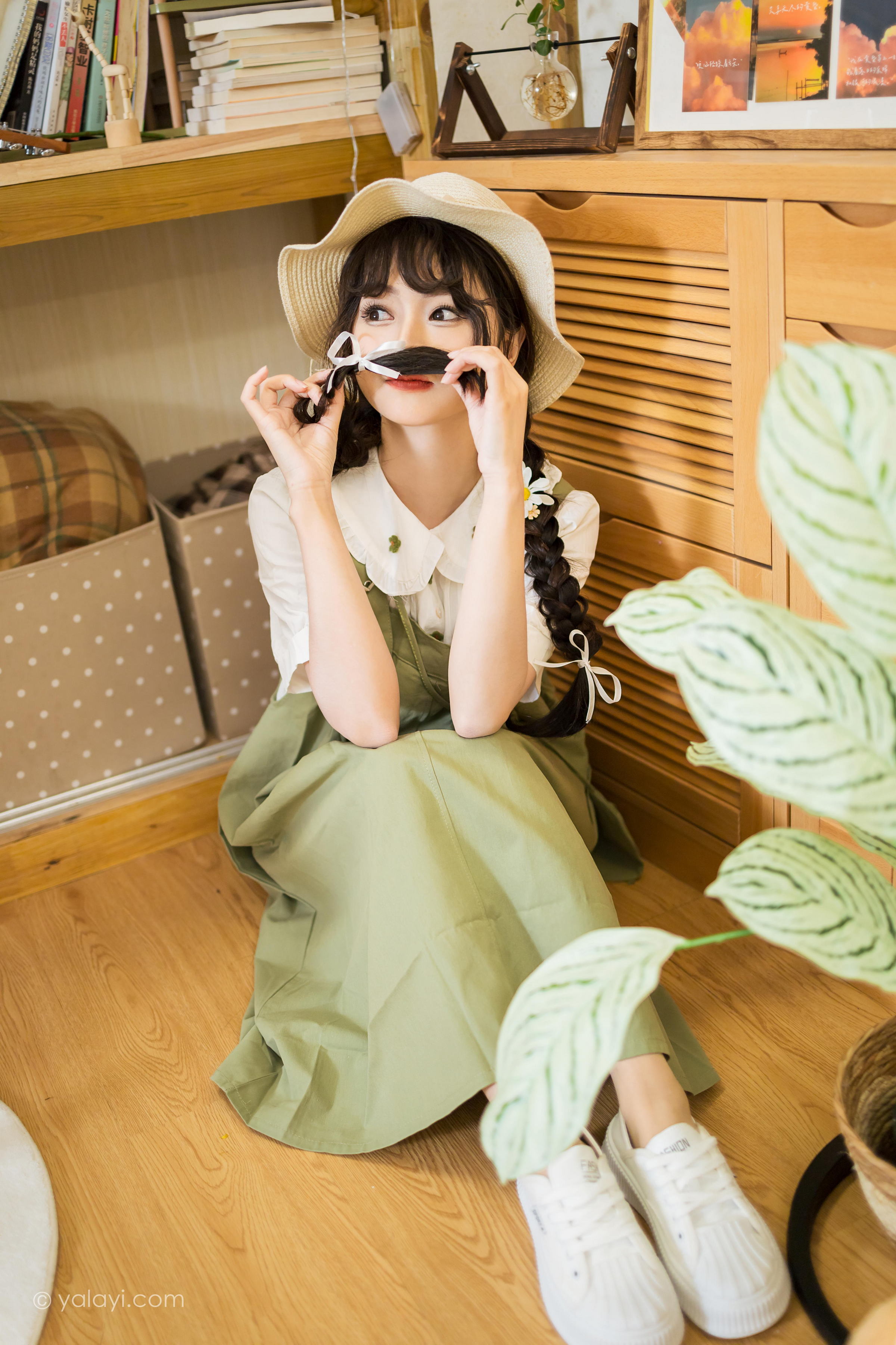 [YALAYI雅拉伊]2023.05.15 世间的温柔 小亭 白色小衬衫加背带加衣裙复古清纯写真集第5张
