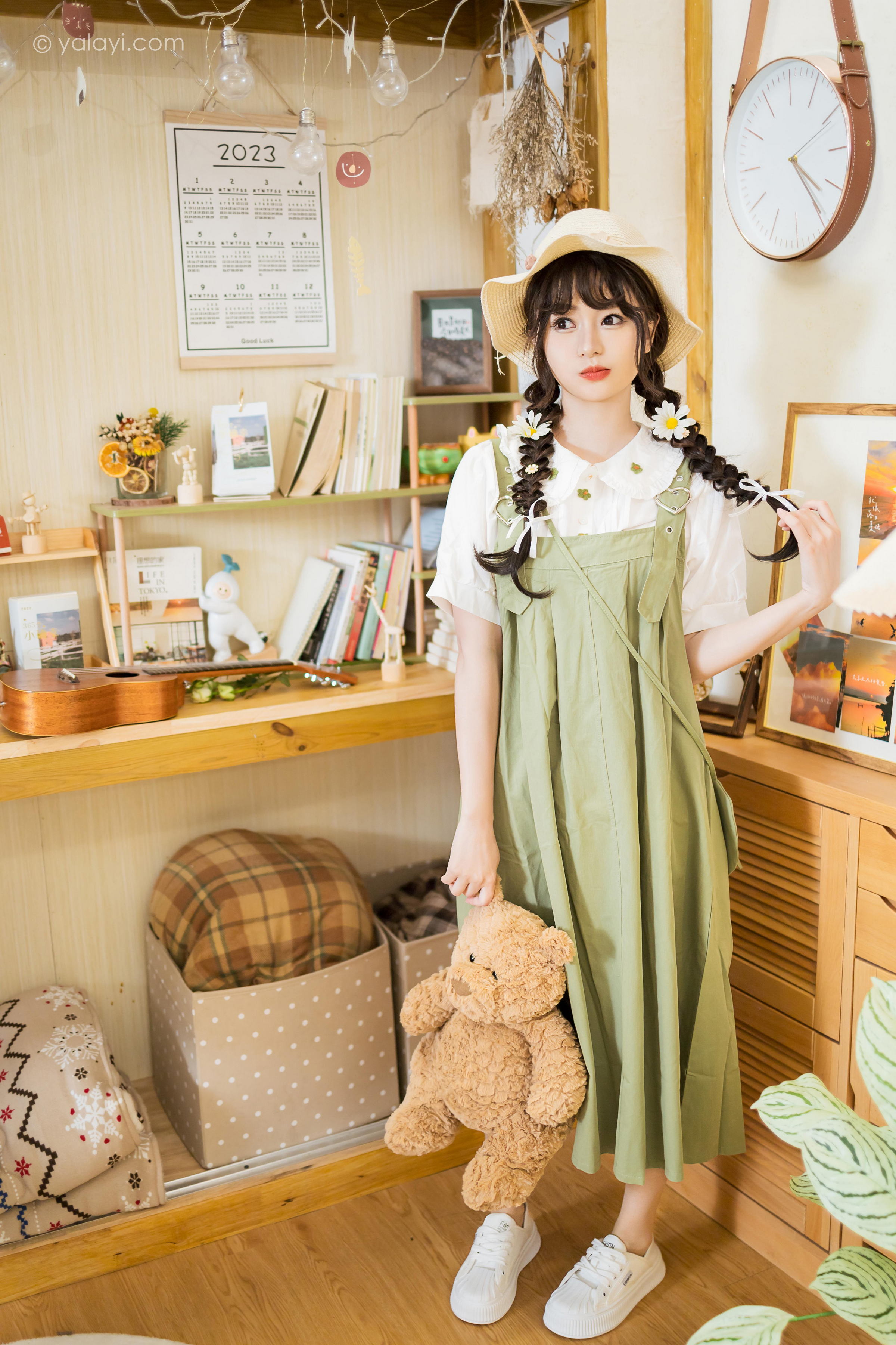[YALAYI雅拉伊]2023.05.15 世间的温柔 小亭 白色小衬衫加背带加衣裙复古清纯写真集第7张