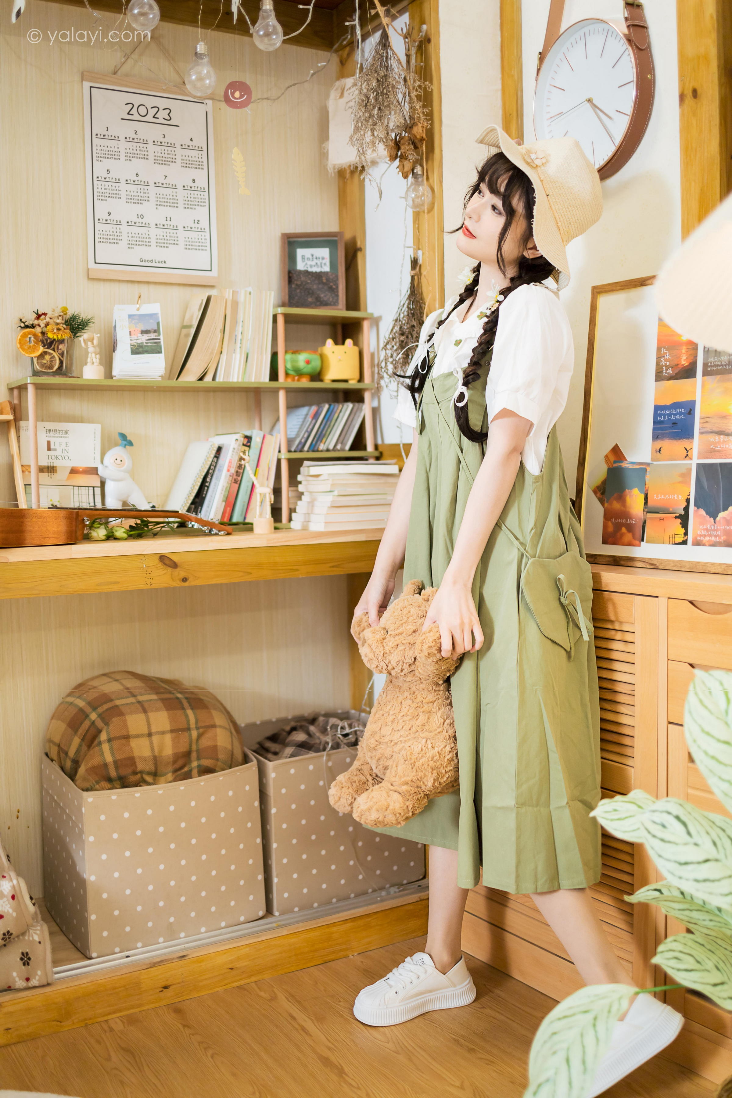 [YALAYI雅拉伊]2023.05.15 世间的温柔 小亭 白色小衬衫加背带加衣裙复古清纯写真集第9张
