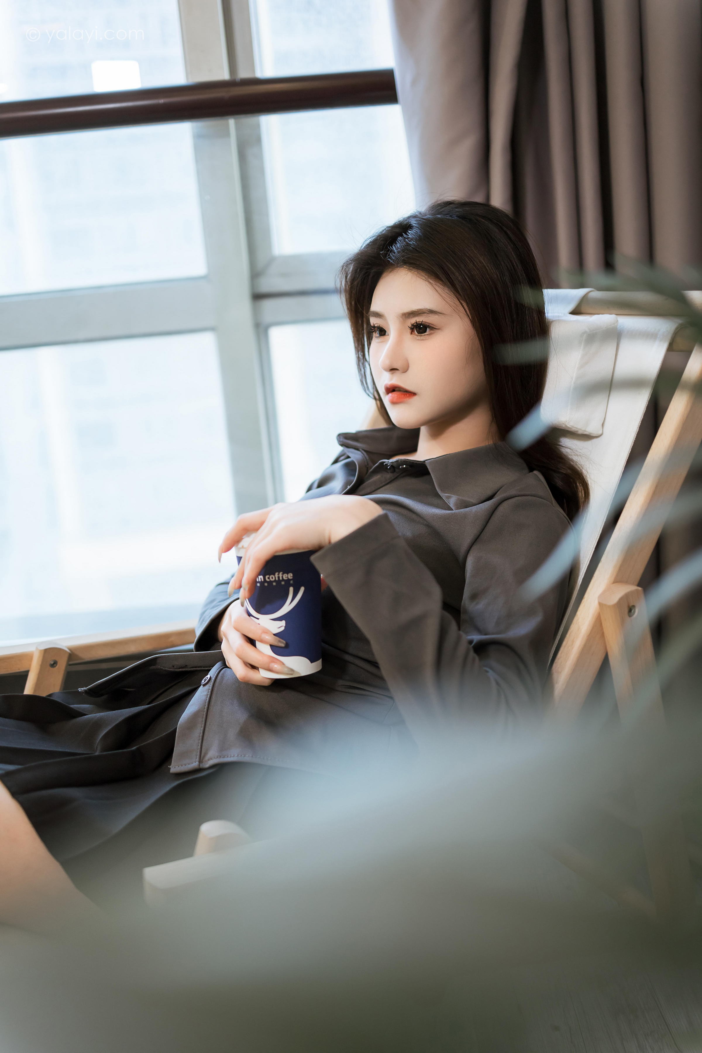 [YALAYI雅拉伊]2023.05.17 好看的人都像你 若婷 灰色衬衫加黑色短裙性感私房写真集第7张