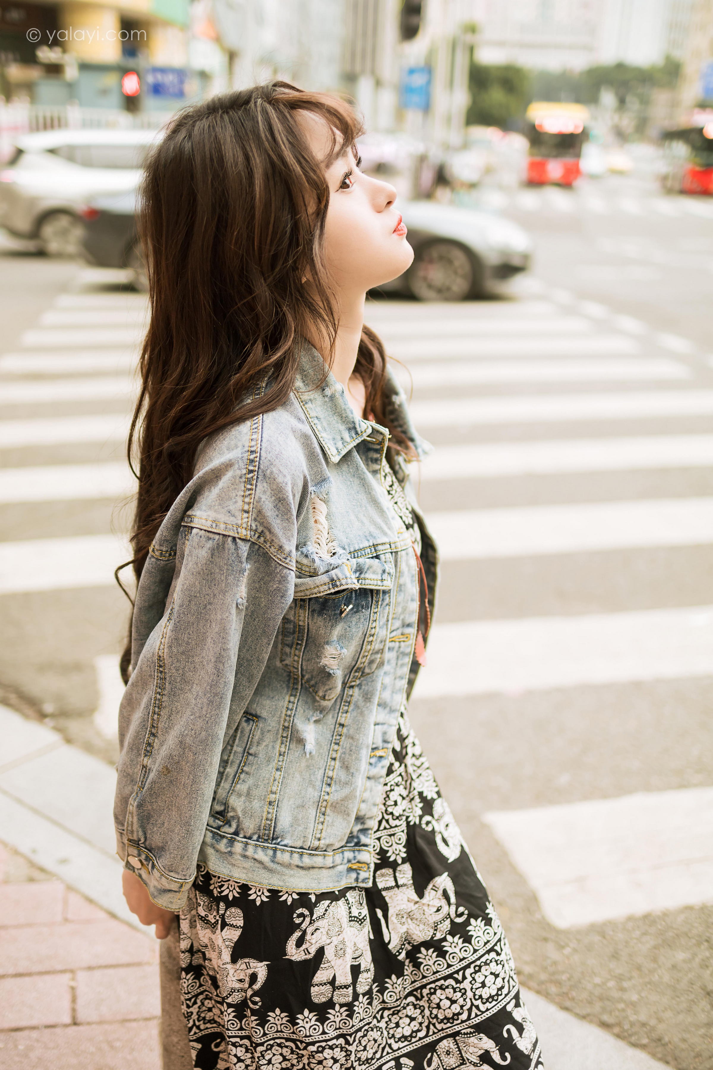 [YALAYI雅拉伊]2023.06.09 小巷听风 小亭 灰色牛仔外套加黑色蕾丝连衣裙清纯街拍写真集第8张